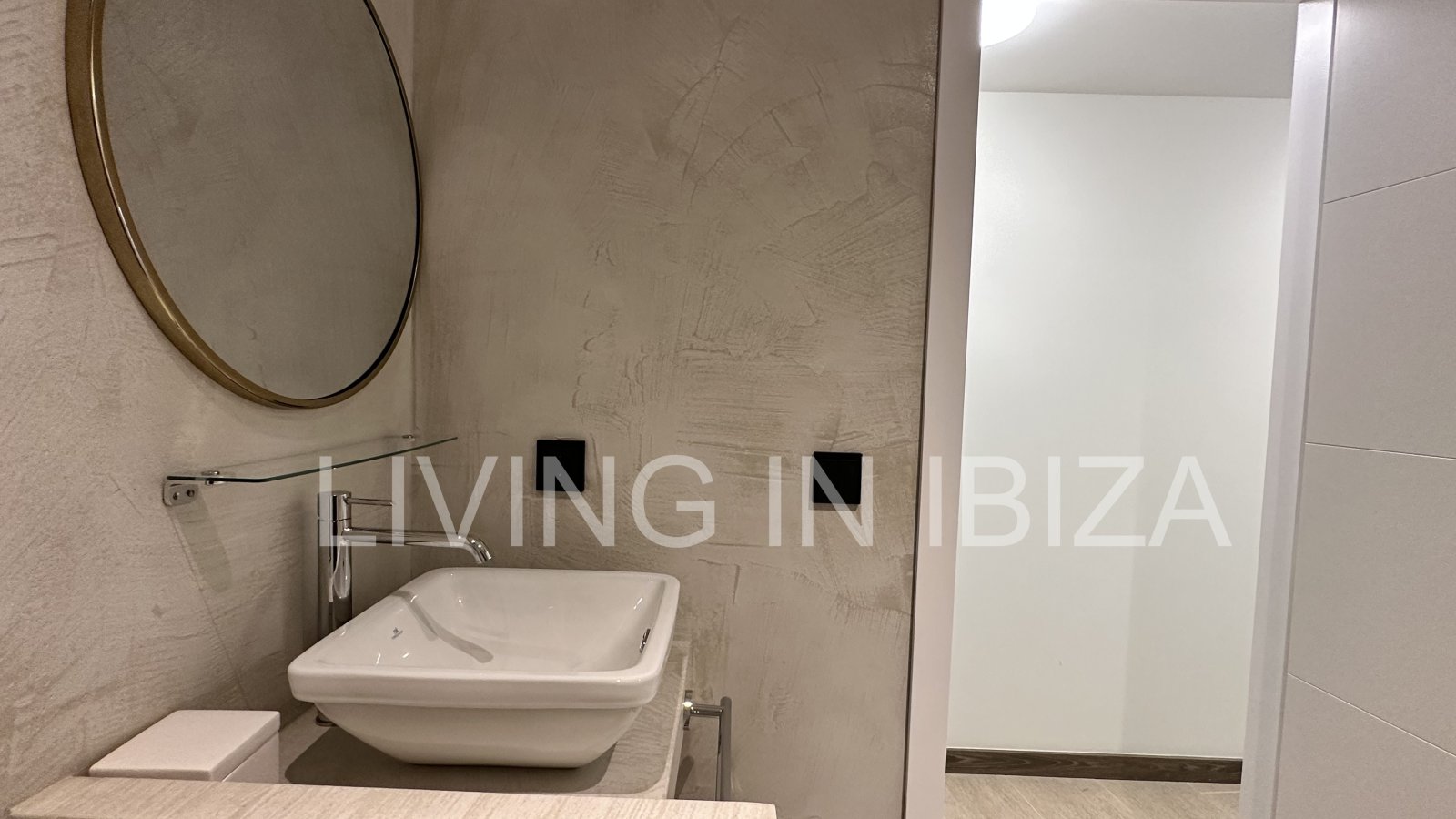 ALQUILER ANUAL / larga duración, ÁTICO JADE en Santa Eulalia del Río (Ibiza). Piscina y jardín comunitarios, plaza de aparcamiento