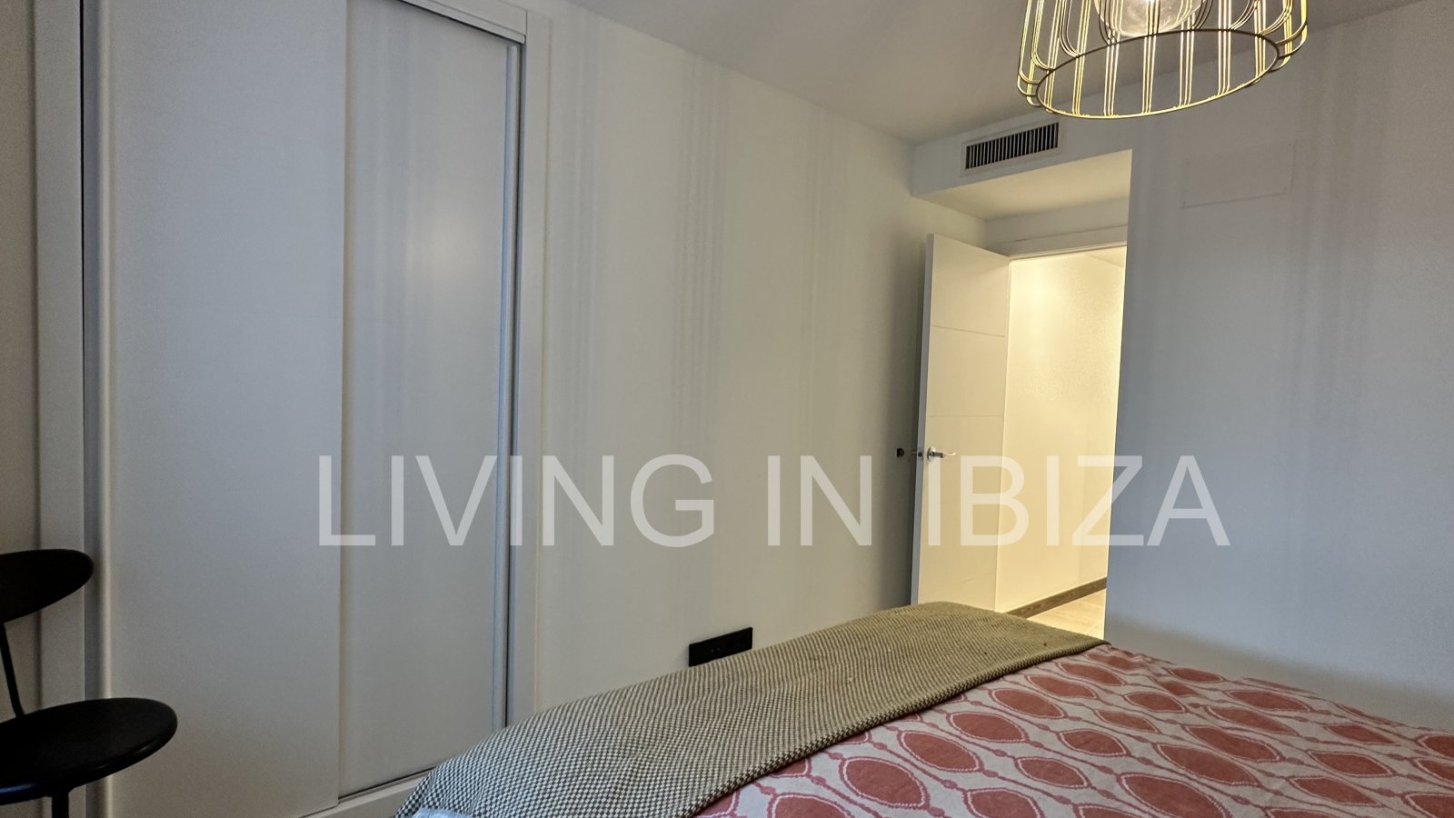 ALQUILER ANUAL / larga duración, ÁTICO JADE en Santa Eulalia del Río (Ibiza). Piscina y jardín comunitarios, plaza de aparcamiento