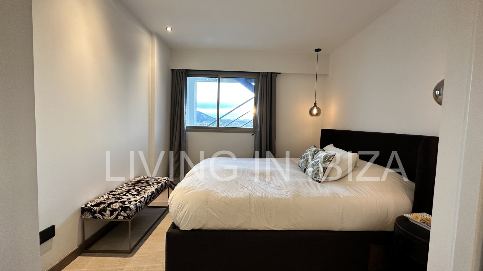 ALQUILER ANUAL / larga duración, ÁTICO JADE en Santa Eulalia del Río (Ibiza). Piscina y jardín comunitarios, plaza de aparcamiento