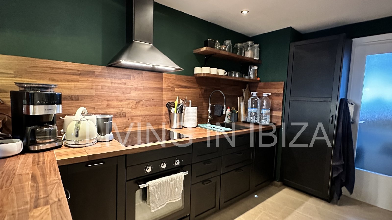 ALQUILER ANUAL / larga duración, ÁTICO JADE en Santa Eulalia del Río (Ibiza). Piscina y jardín comunitarios, plaza de aparcamiento