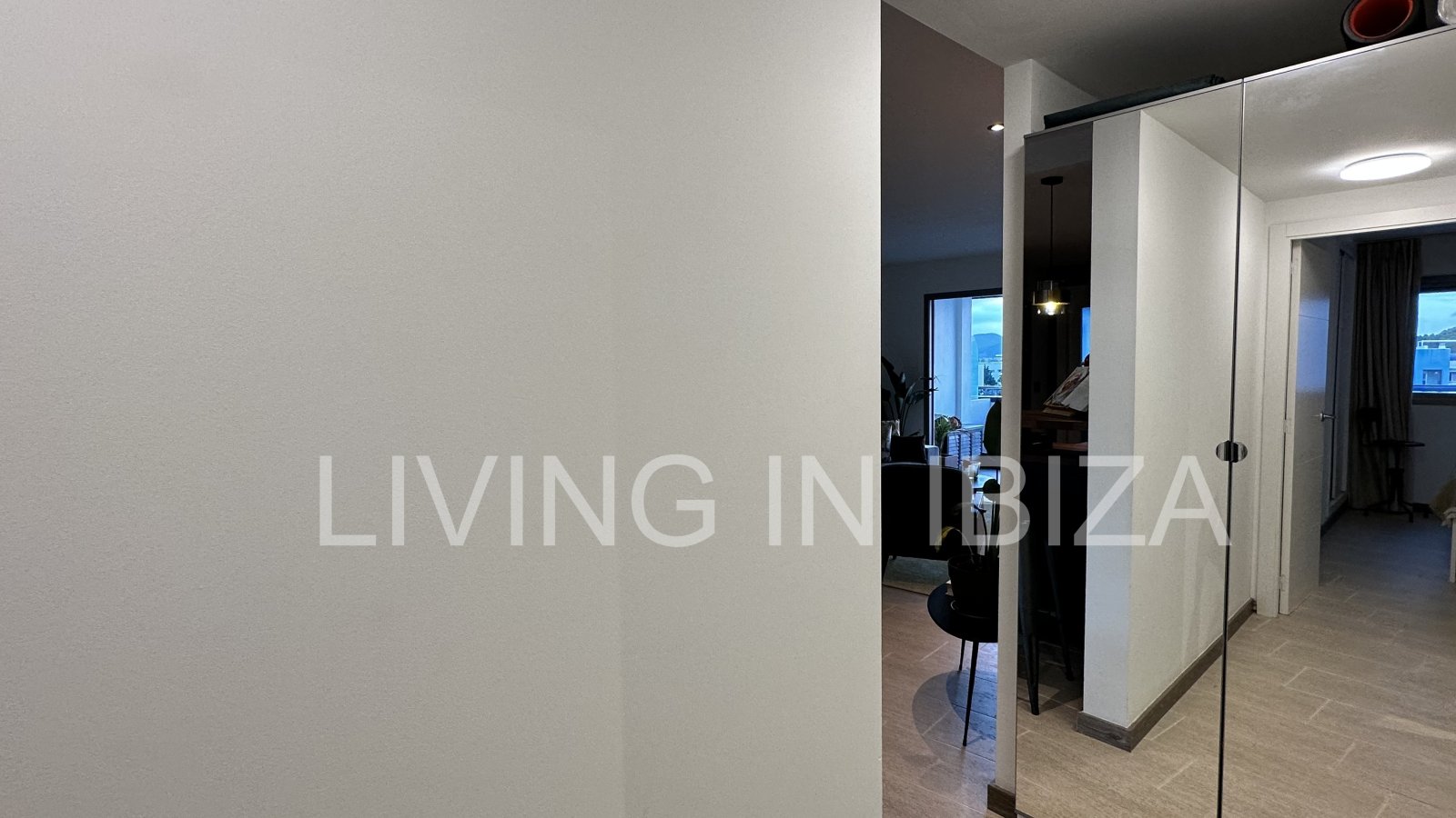 ALQUILER ANUAL / larga duración, ÁTICO JADE en Santa Eulalia del Río (Ibiza). Piscina y jardín comunitarios, plaza de aparcamiento