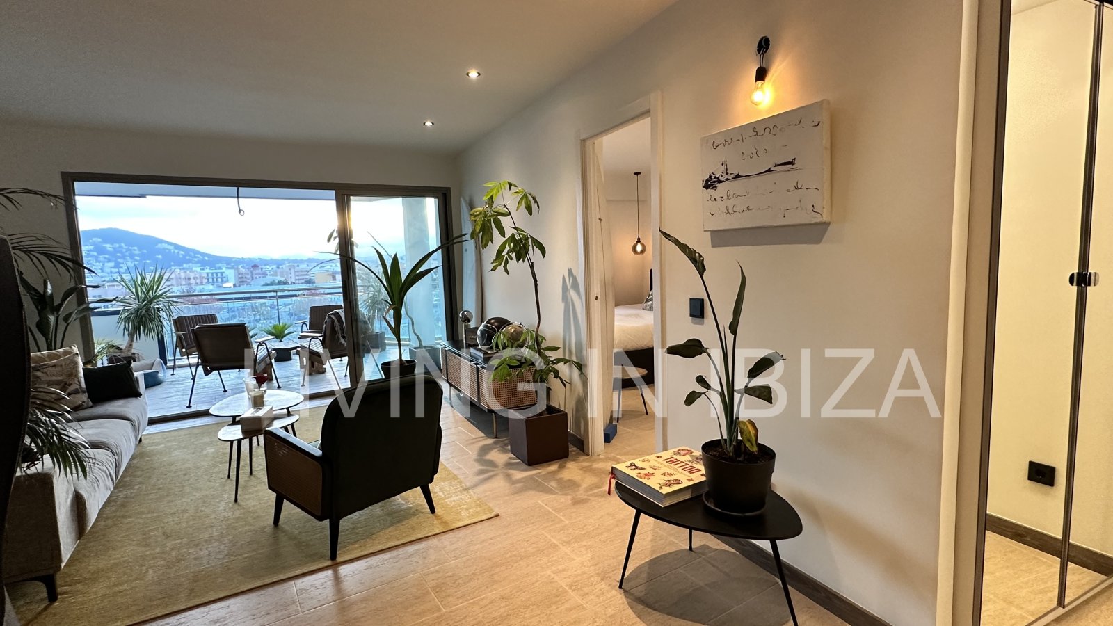 ALQUILER ANUAL / larga duración, ÁTICO JADE en Santa Eulalia del Río (Ibiza). Piscina y jardín comunitarios, plaza de aparcamiento