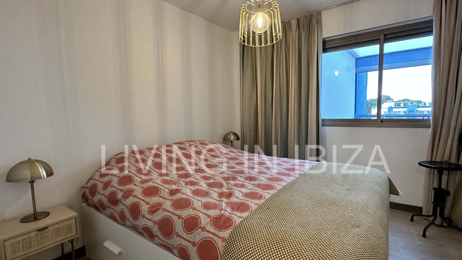 ALQUILER ANUAL / larga duración, ÁTICO JADE en Santa Eulalia del Río (Ibiza). Piscina y jardín comunitarios, plaza de aparcamiento