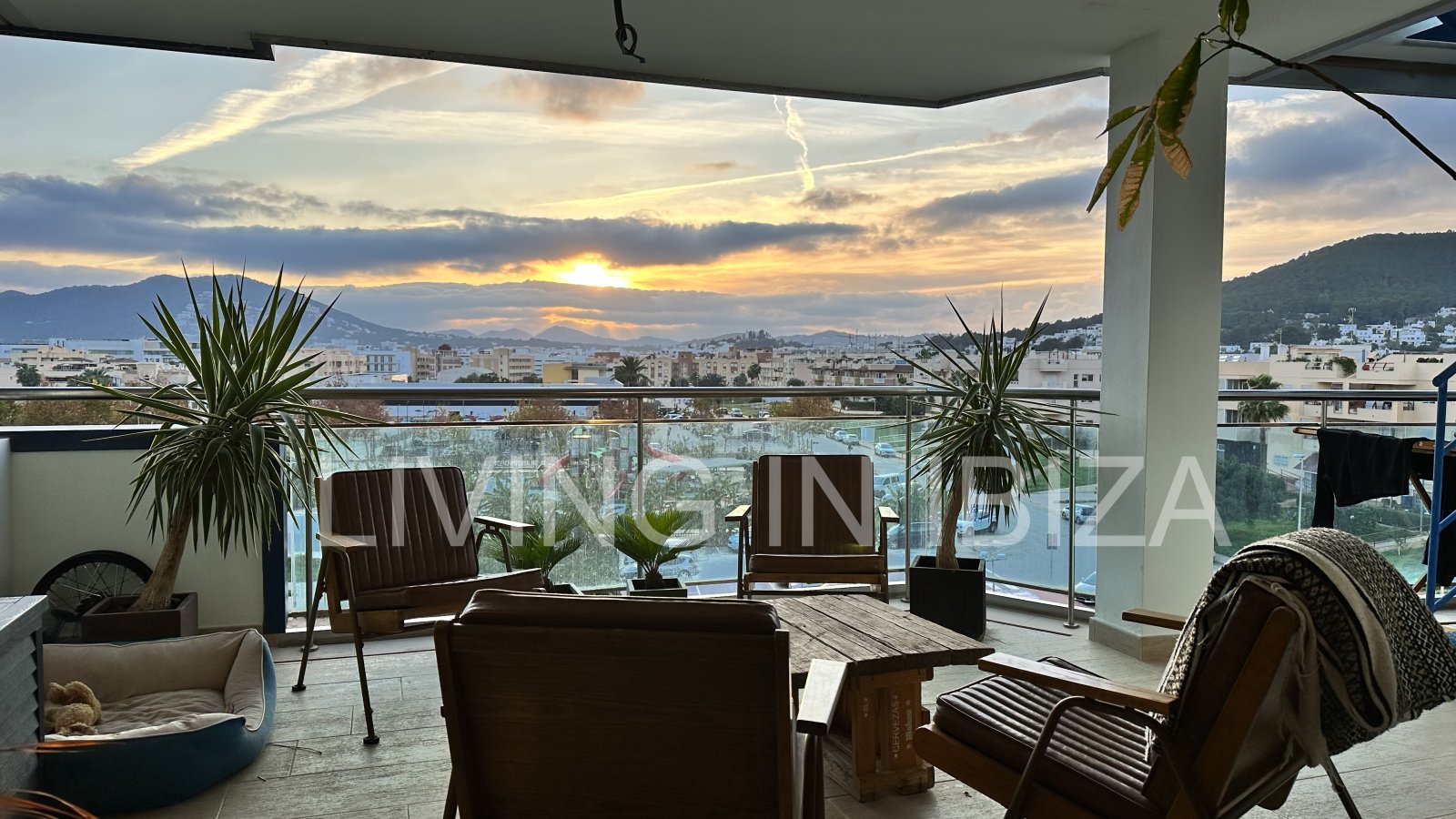 ALQUILER ANUAL / larga duración, ÁTICO JADE en Santa Eulalia del Río (Ibiza). Piscina y jardín comunitarios, plaza de aparcamiento