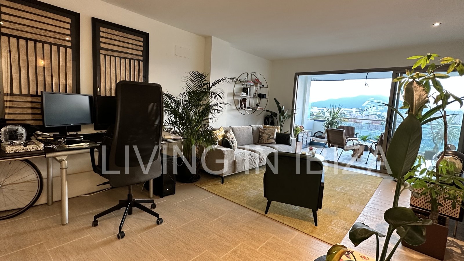 ALQUILER ANUAL / larga duración, ÁTICO JADE en Santa Eulalia del Río (Ibiza). Piscina y jardín comunitarios, plaza de aparcamiento