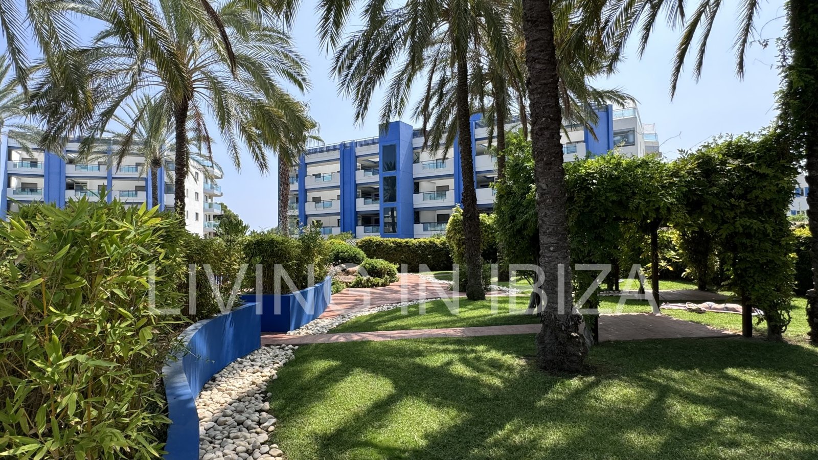 ALQUILER ANUAL / larga duración, ÁTICO JADE en Santa Eulalia del Río (Ibiza). Piscina y jardín comunitarios, plaza de aparcamiento