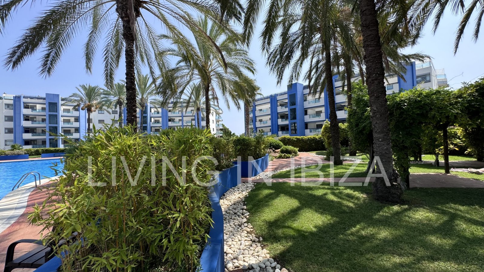 ALQUILER ANUAL / larga duración, ÁTICO JADE en Santa Eulalia del Río (Ibiza). Piscina y jardín comunitarios, plaza de aparcamiento