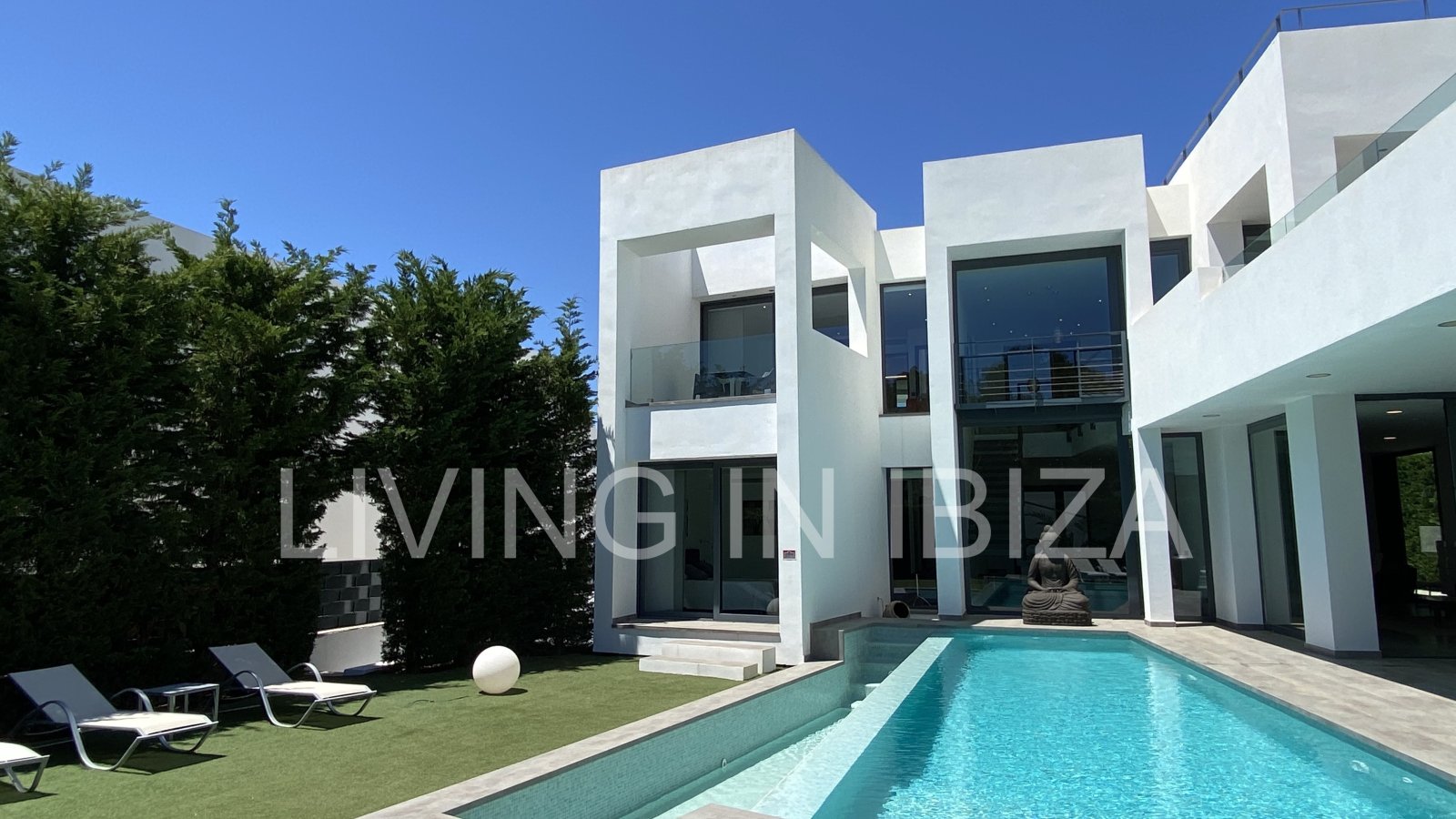 Cala Llenya: Se alquila todo el año / Contrato largo plazo. Villa East Coast ,Cala Llenya, Ibiza. Orientación Sudeste. Estilo mediterráneo, moderno, sin muebles. 