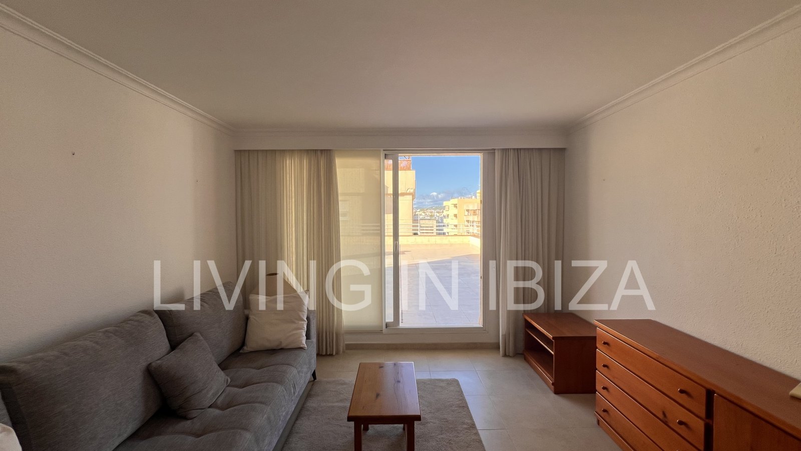 ALQUILER ANUAL CONTRATO anual, singular ático de unos 148 m2 más 155m2 de terrazas con vistas lejanas a Dalt Vila Ibiza Eivissa