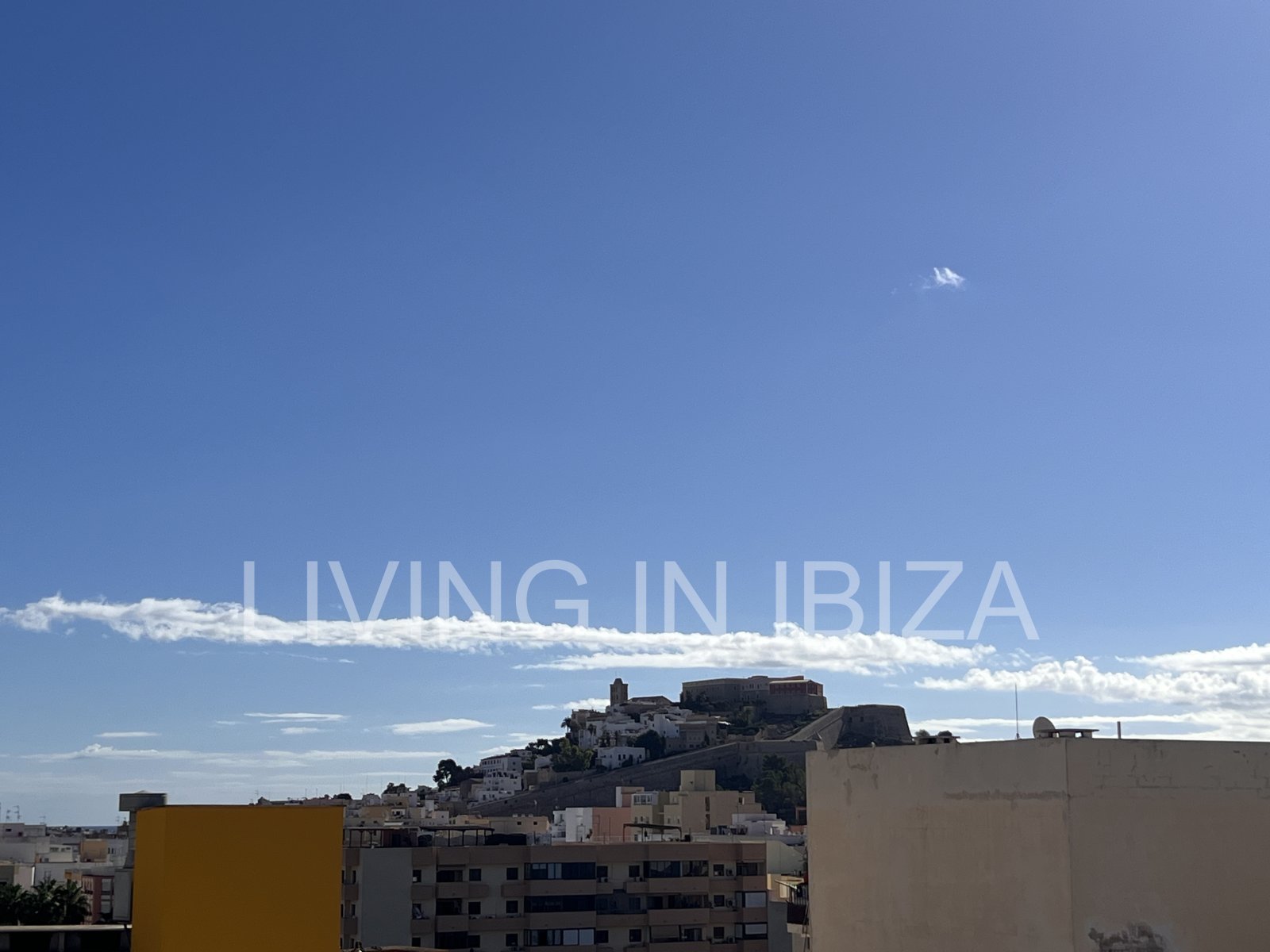 ALQUILER ANUAL CONTRATO anual, singular ático de unos 148 m2 más 155m2 de terrazas con vistas lejanas a Dalt Vila Ibiza Eivissa