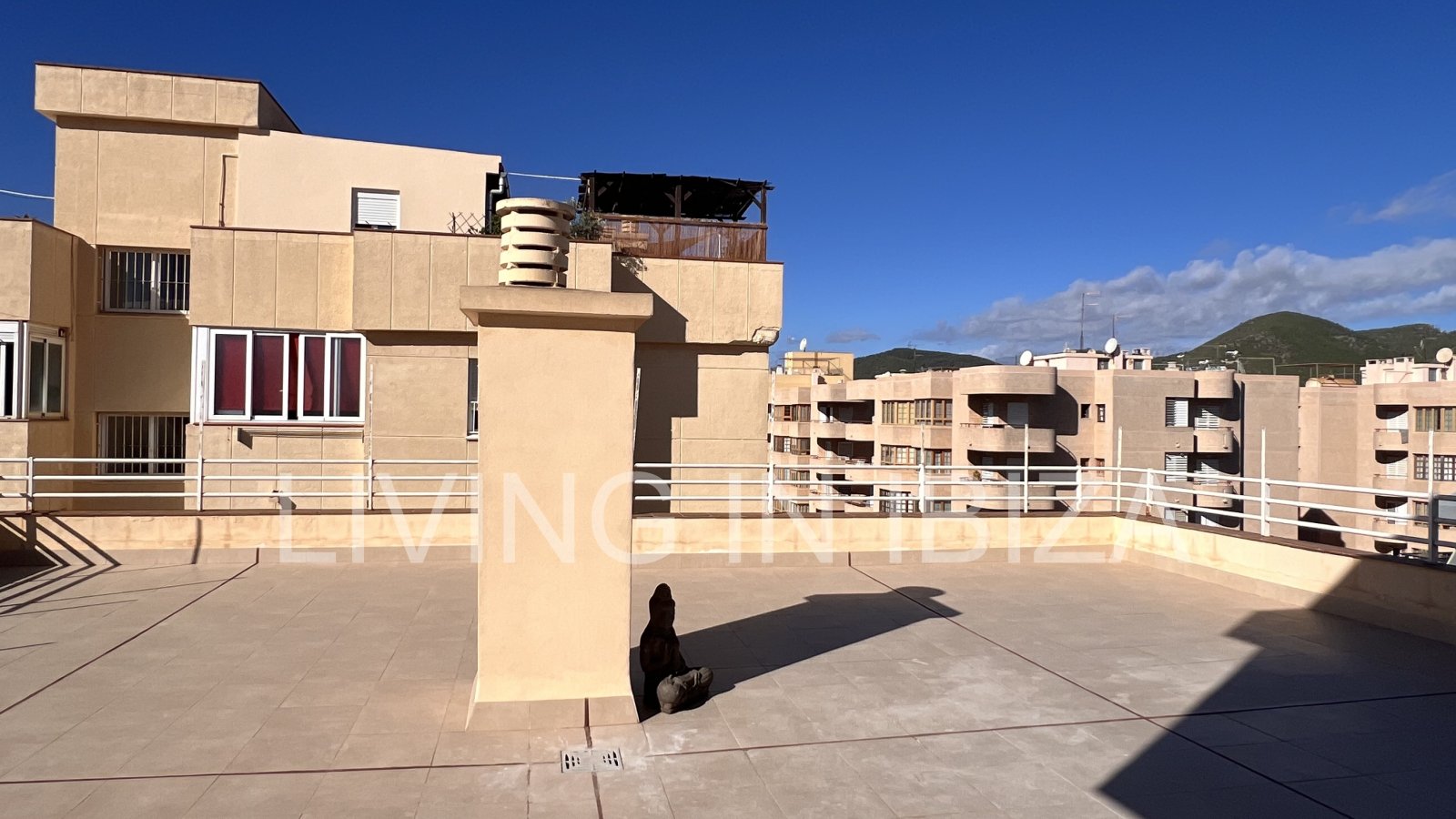 ALQUILER ANUAL CONTRATO anual, singular ático de unos 148 m2 más 155m2 de terrazas con vistas lejanas a Dalt Vila Ibiza Eivissa