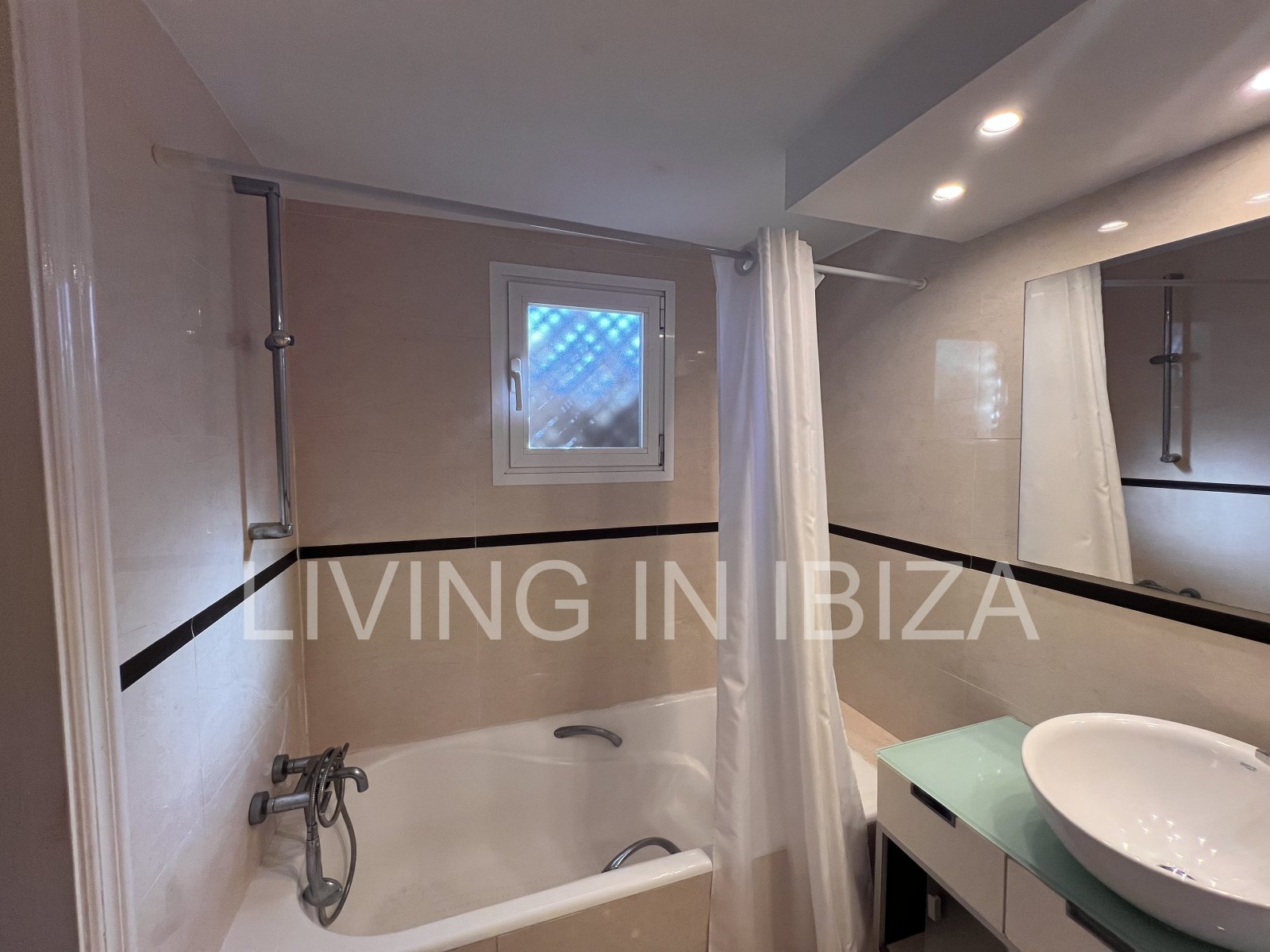 ALQUILER ANUAL CONTRATO anual, singular ático de unos 148 m2 más 155m2 de terrazas con vistas lejanas a Dalt Vila Ibiza Eivissa