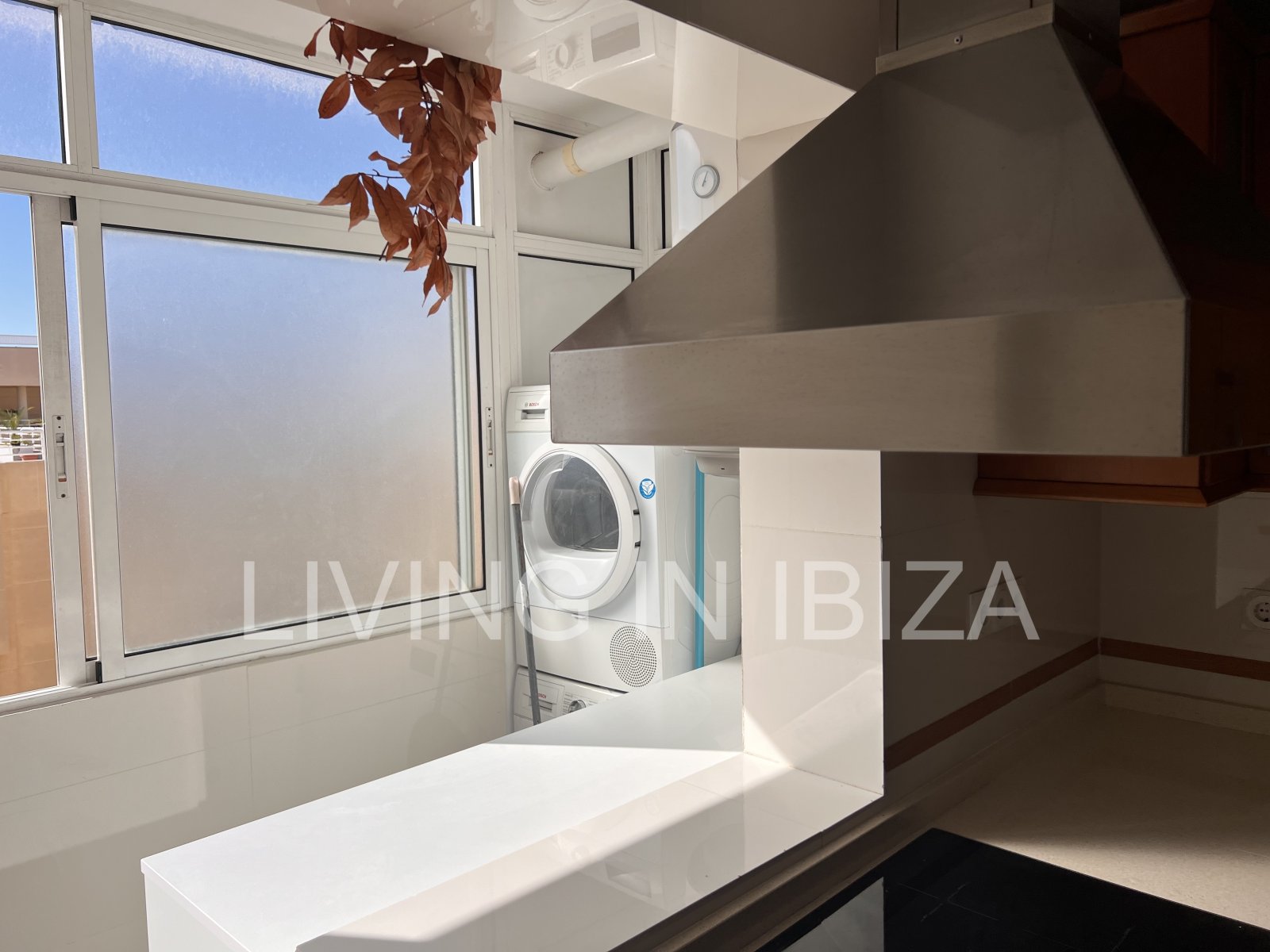 ALQUILER ANUAL CONTRATO anual, singular ático de unos 148 m2 más 155m2 de terrazas con vistas lejanas a Dalt Vila Ibiza Eivissa