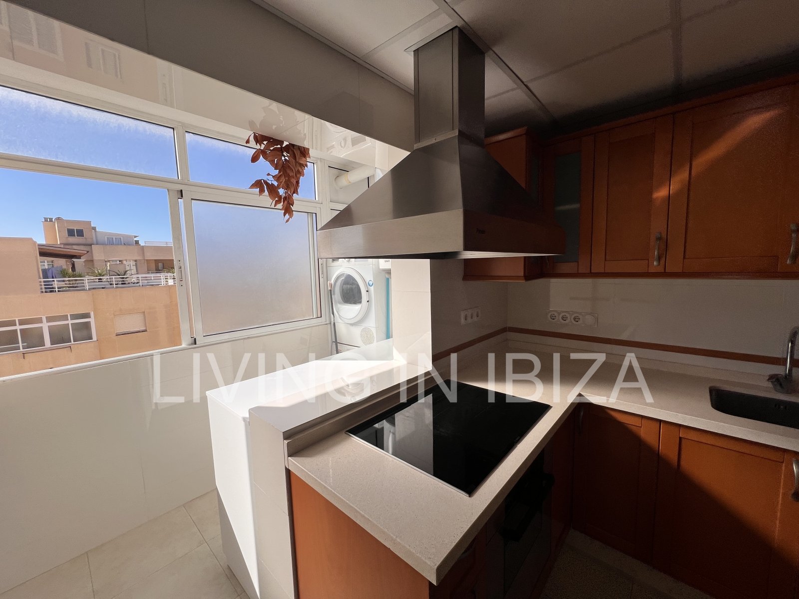 ALQUILER ANUAL CONTRATO anual, singular ático de unos 148 m2 más 155m2 de terrazas con vistas lejanas a Dalt Vila Ibiza Eivissa