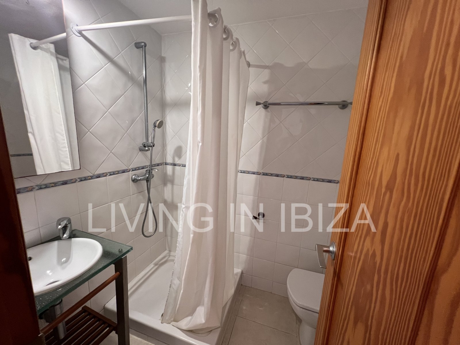 ALQUILER ANUAL CONTRATO anual, singular ático de unos 148 m2 más 155m2 de terrazas con vistas lejanas a Dalt Vila Ibiza Eivissa