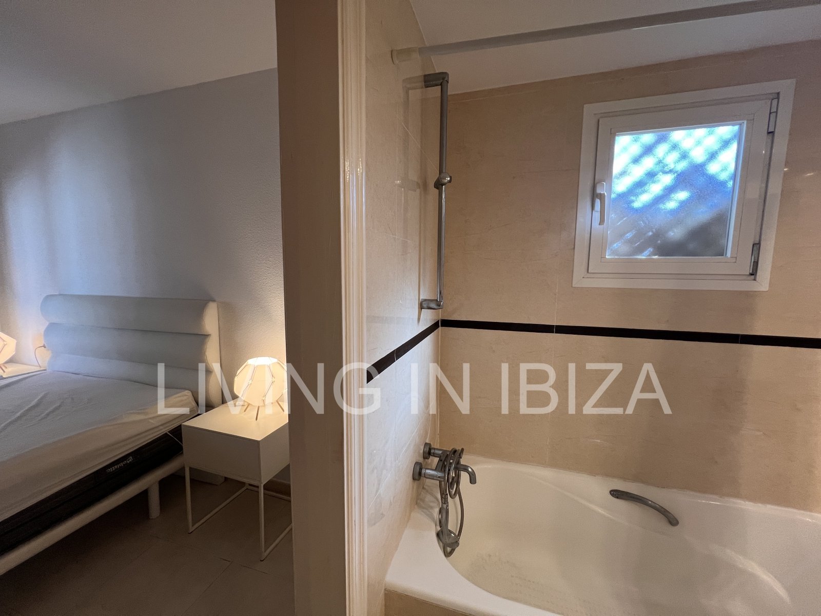 ALQUILER ANUAL CONTRATO anual, singular ático de unos 148 m2 más 155m2 de terrazas con vistas lejanas a Dalt Vila Ibiza Eivissa