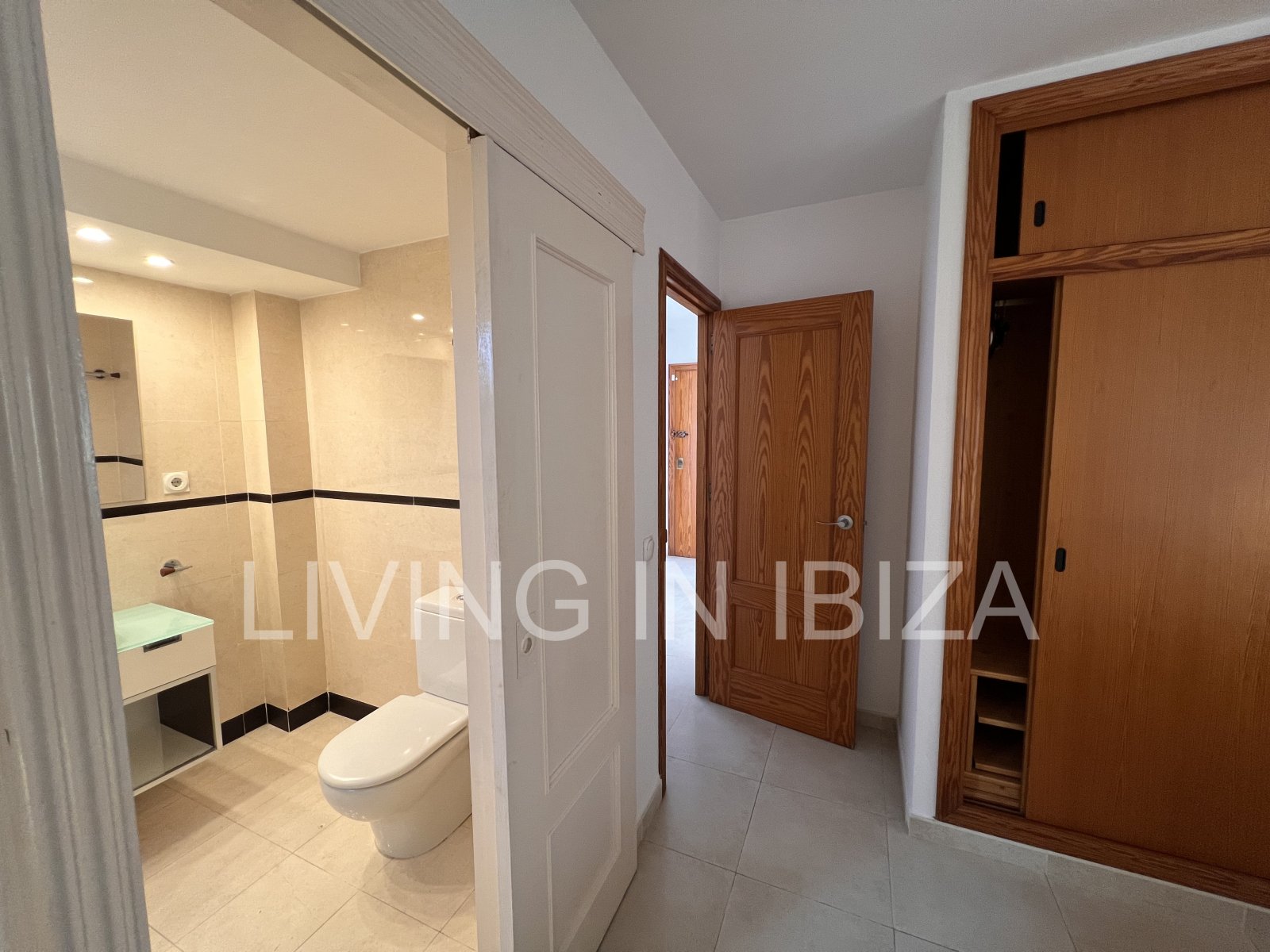 ALQUILER ANUAL CONTRATO anual, singular ático de unos 148 m2 más 155m2 de terrazas con vistas lejanas a Dalt Vila Ibiza Eivissa