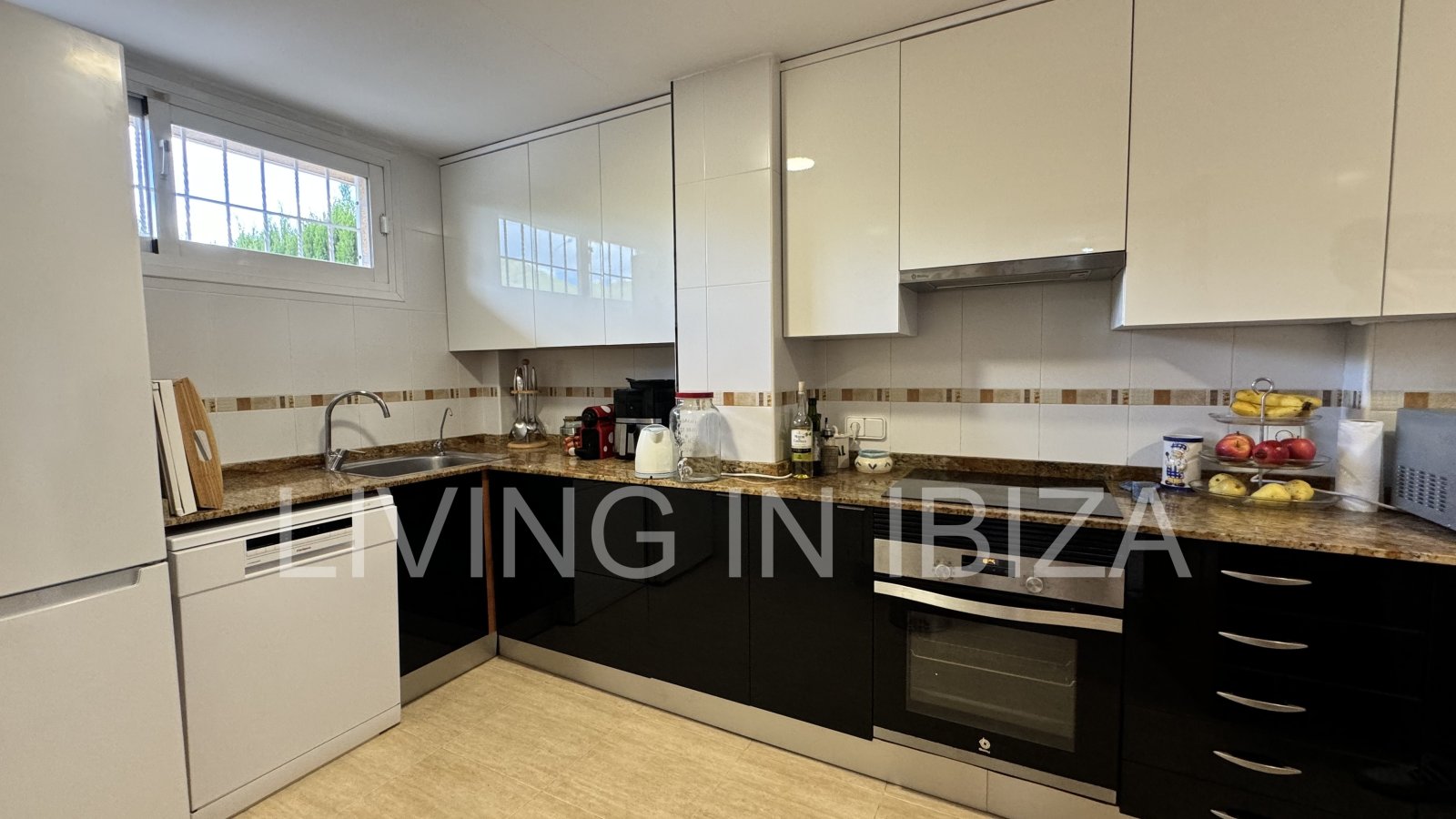 EN VENTA: THE SKY OF IBIZA, vivienda adosada de cuatro plantas (triplex) en Ibiza, zona Can Misses. 4 dormitorios, piscina a 5 minutos del aeropuerto