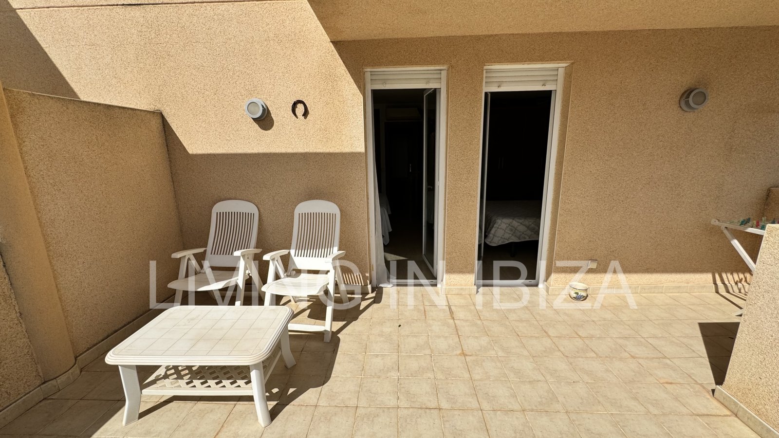 EN VENTA: THE SKY OF IBIZA, vivienda adosada de cuatro plantas (triplex) en Ibiza, zona Can Misses. 4 dormitorios, piscina a 5 minutos del aeropuerto