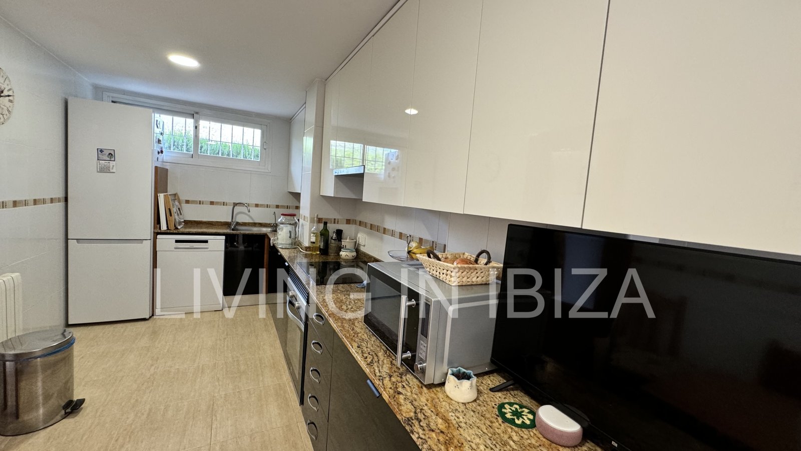 EN VENTA: THE SKY OF IBIZA, vivienda adosada de cuatro plantas (triplex) en Ibiza, zona Can Misses. 4 dormitorios, piscina a 5 minutos del aeropuerto