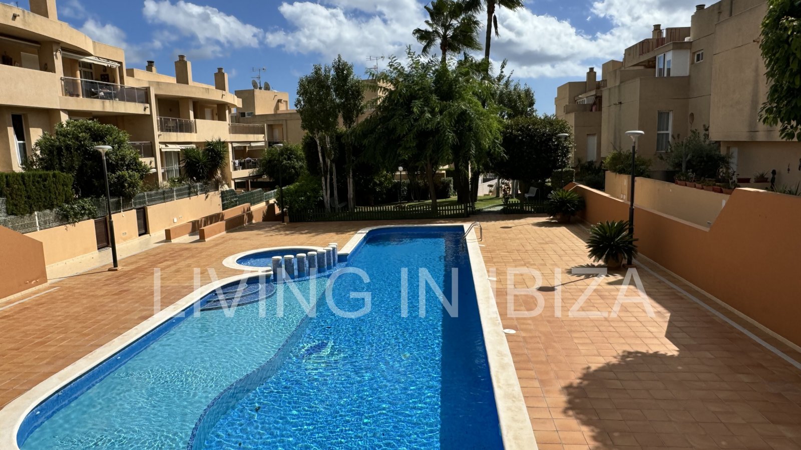 EN VENTA: THE SKY OF IBIZA, vivienda adosada de cuatro plantas (triplex) en Ibiza, zona Can Misses. 4 dormitorios, piscina a 5 minutos del aeropuerto