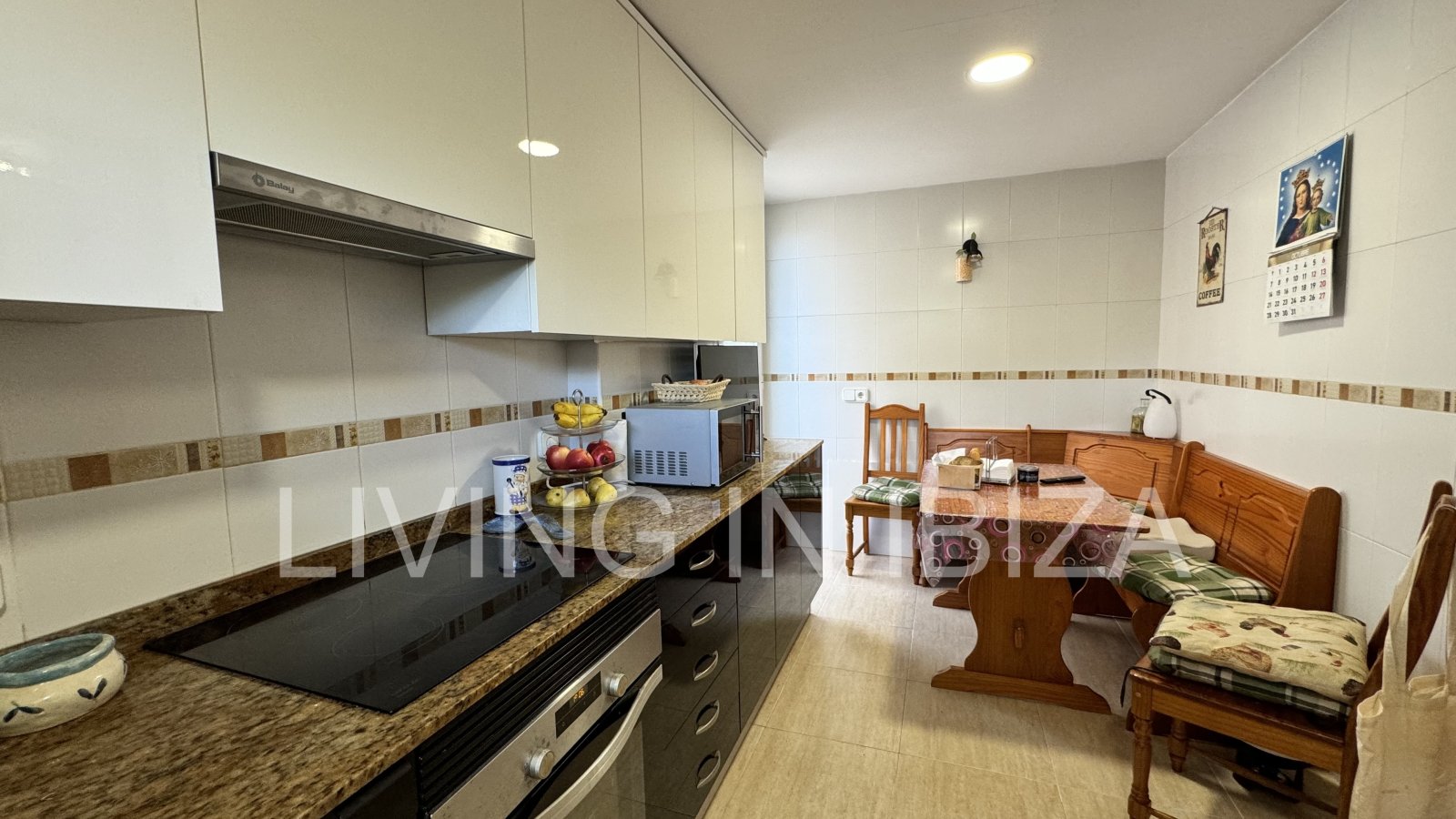 EN VENTA: THE SKY OF IBIZA, vivienda adosada de cuatro plantas (triplex) en Ibiza, zona Can Misses. 4 dormitorios, piscina a 5 minutos del aeropuerto