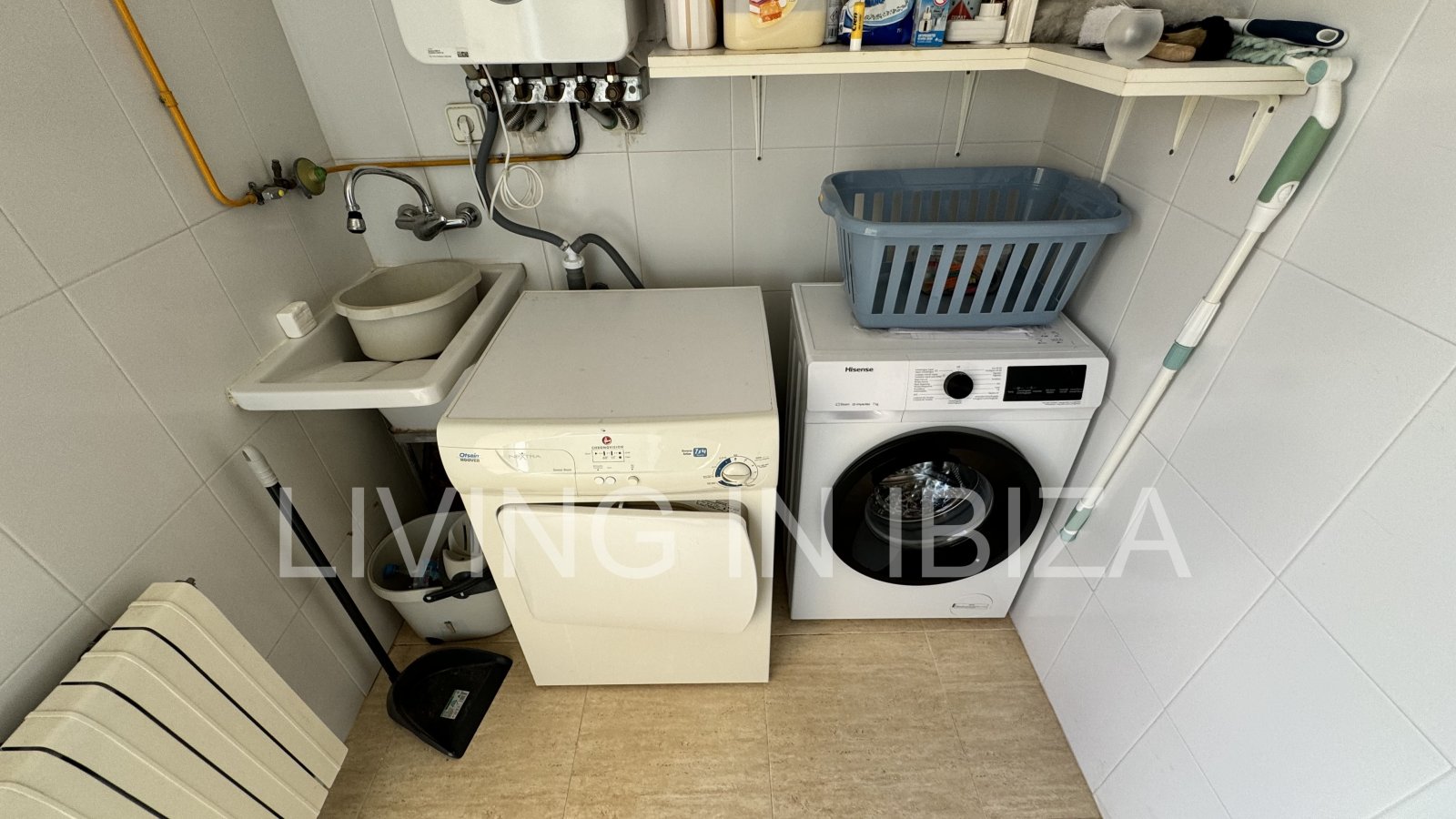 EN VENTA: THE SKY OF IBIZA, vivienda adosada de cuatro plantas (triplex) en Ibiza, zona Can Misses. 4 dormitorios, piscina a 5 minutos del aeropuerto