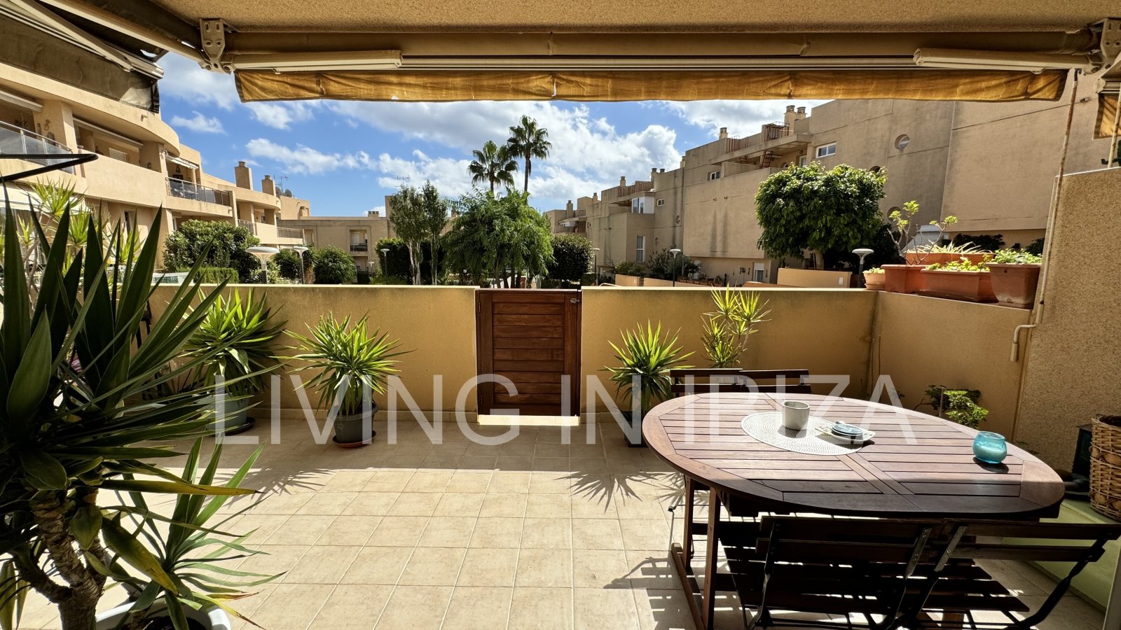 EN VENTA: THE SKY OF IBIZA, vivienda adosada de cuatro plantas (triplex) en Ibiza, zona Can Misses. 4 dormitorios, piscina a 5 minutos del aeropuerto