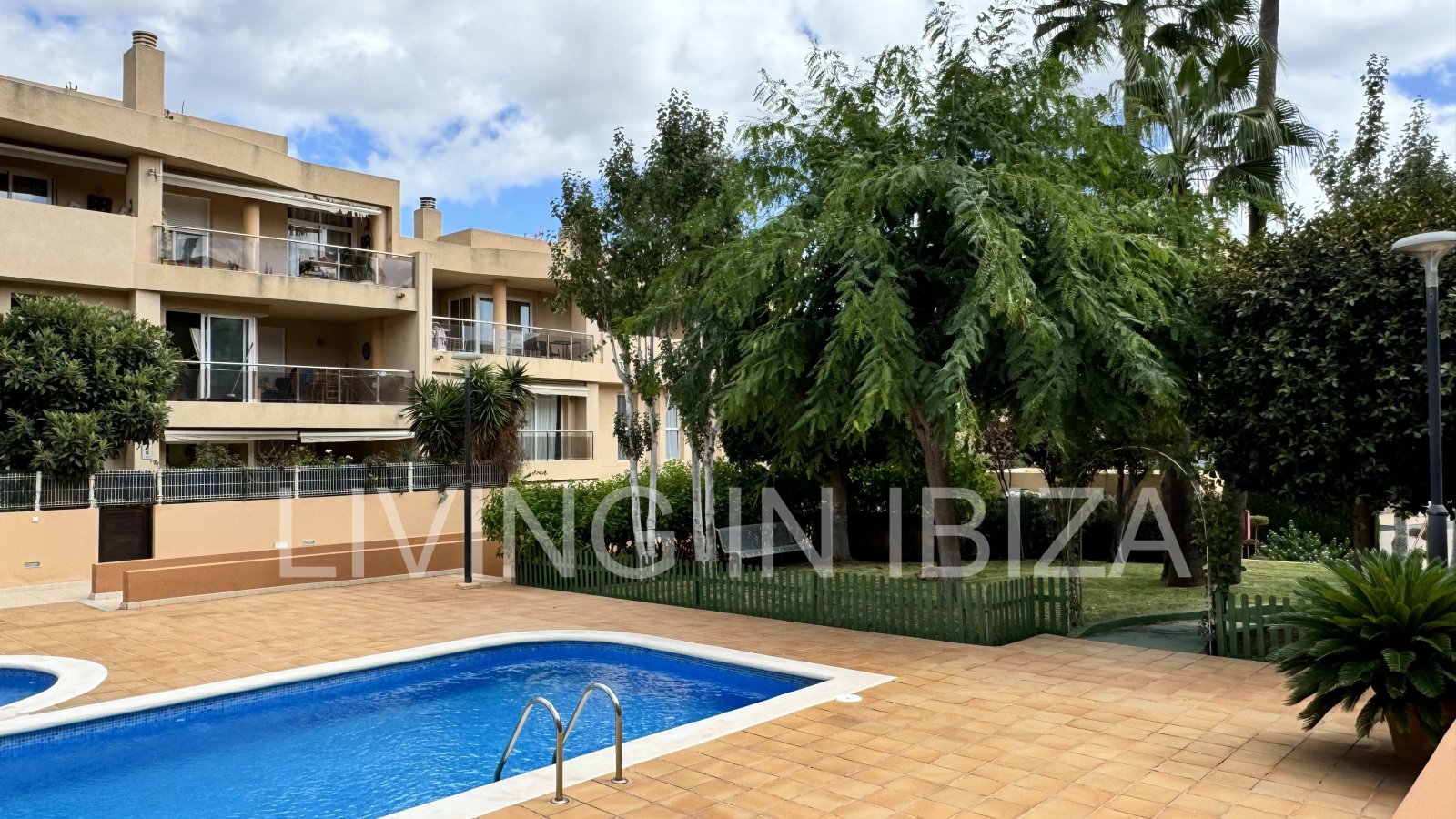 EN VENTA: THE SKY OF IBIZA, vivienda adosada de cuatro plantas (triplex) en Ibiza, zona Can Misses. 4 dormitorios, piscina a 5 minutos del aeropuerto