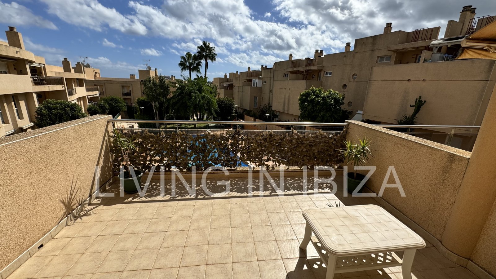 EN VENTA: THE SKY OF IBIZA, vivienda adosada de cuatro plantas (triplex) en Ibiza, zona Can Misses. 4 dormitorios, piscina a 5 minutos del aeropuerto