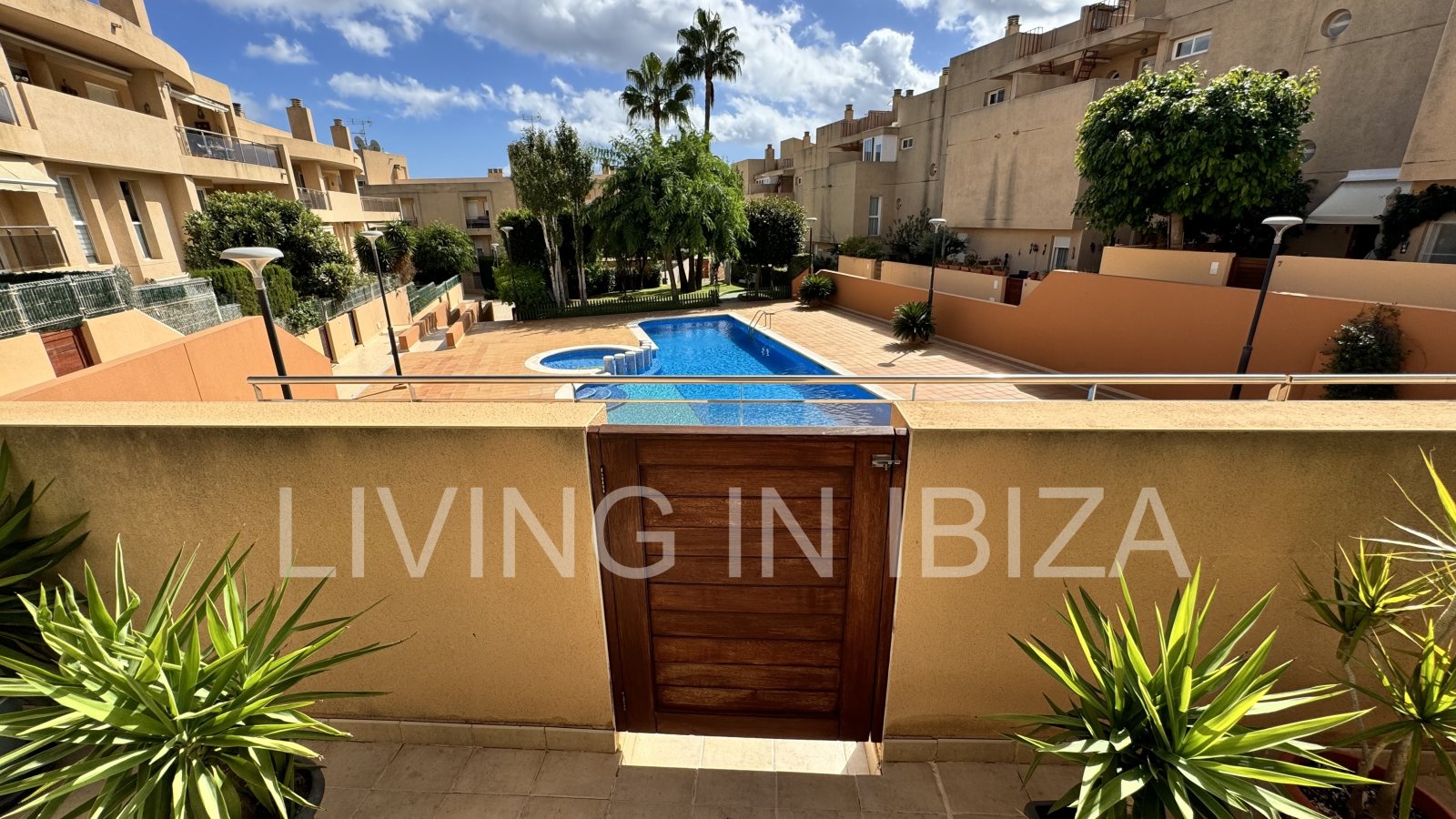 EN VENTA: THE SKY OF IBIZA, vivienda adosada de cuatro plantas (triplex) en Ibiza, zona Can Misses. 4 dormitorios, piscina a 5 minutos del aeropuerto