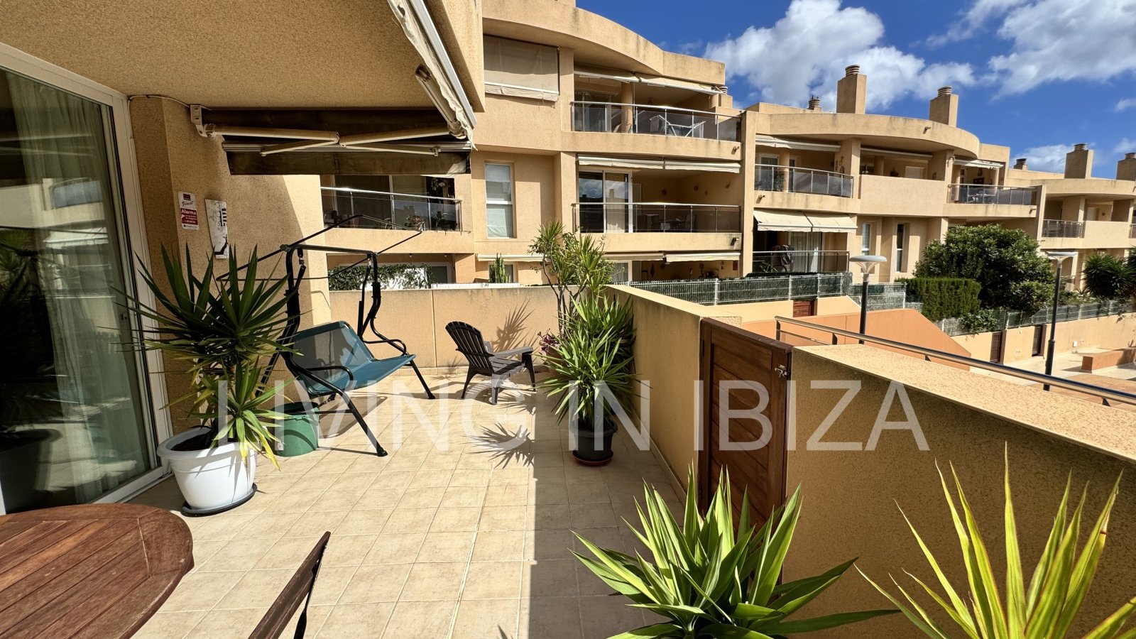 EN VENTA: THE SKY OF IBIZA, vivienda adosada de cuatro plantas (triplex) en Ibiza, zona Can Misses. 4 dormitorios, piscina a 5 minutos del aeropuerto