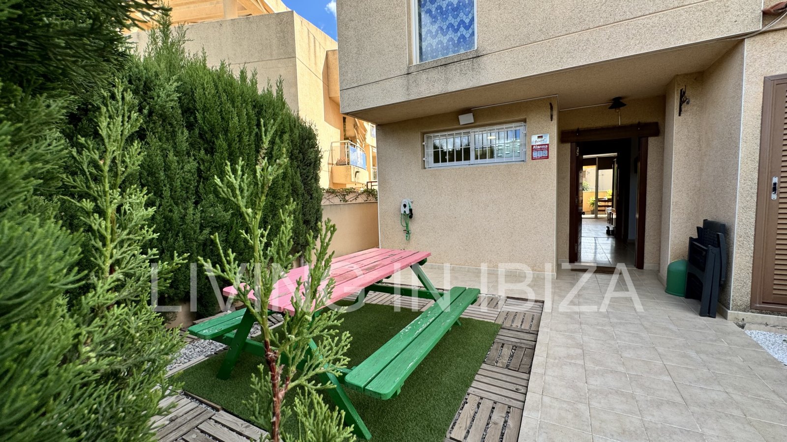 EN VENTA: THE SKY OF IBIZA, vivienda adosada de cuatro plantas (triplex) en Ibiza, zona Can Misses. 4 dormitorios, piscina a 5 minutos del aeropuerto