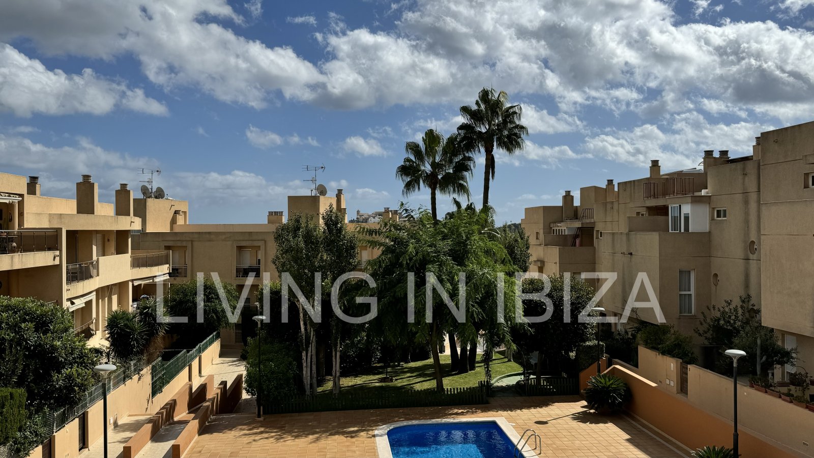 EN VENTA: THE SKY OF IBIZA, vivienda adosada de cuatro plantas (triplex) en Ibiza, zona Can Misses. 4 dormitorios, piscina a 5 minutos del aeropuerto
