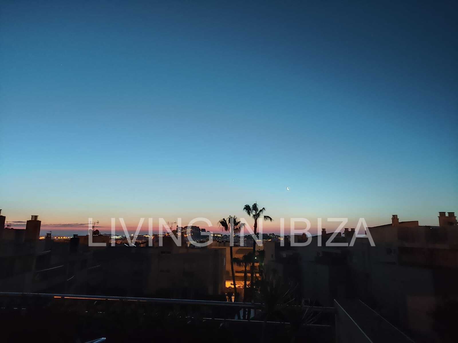 EN VENTA: THE SKY OF IBIZA, vivienda adosada de cuatro plantas (triplex) en Ibiza, zona Can Misses. 4 dormitorios, piscina a 5 minutos del aeropuerto