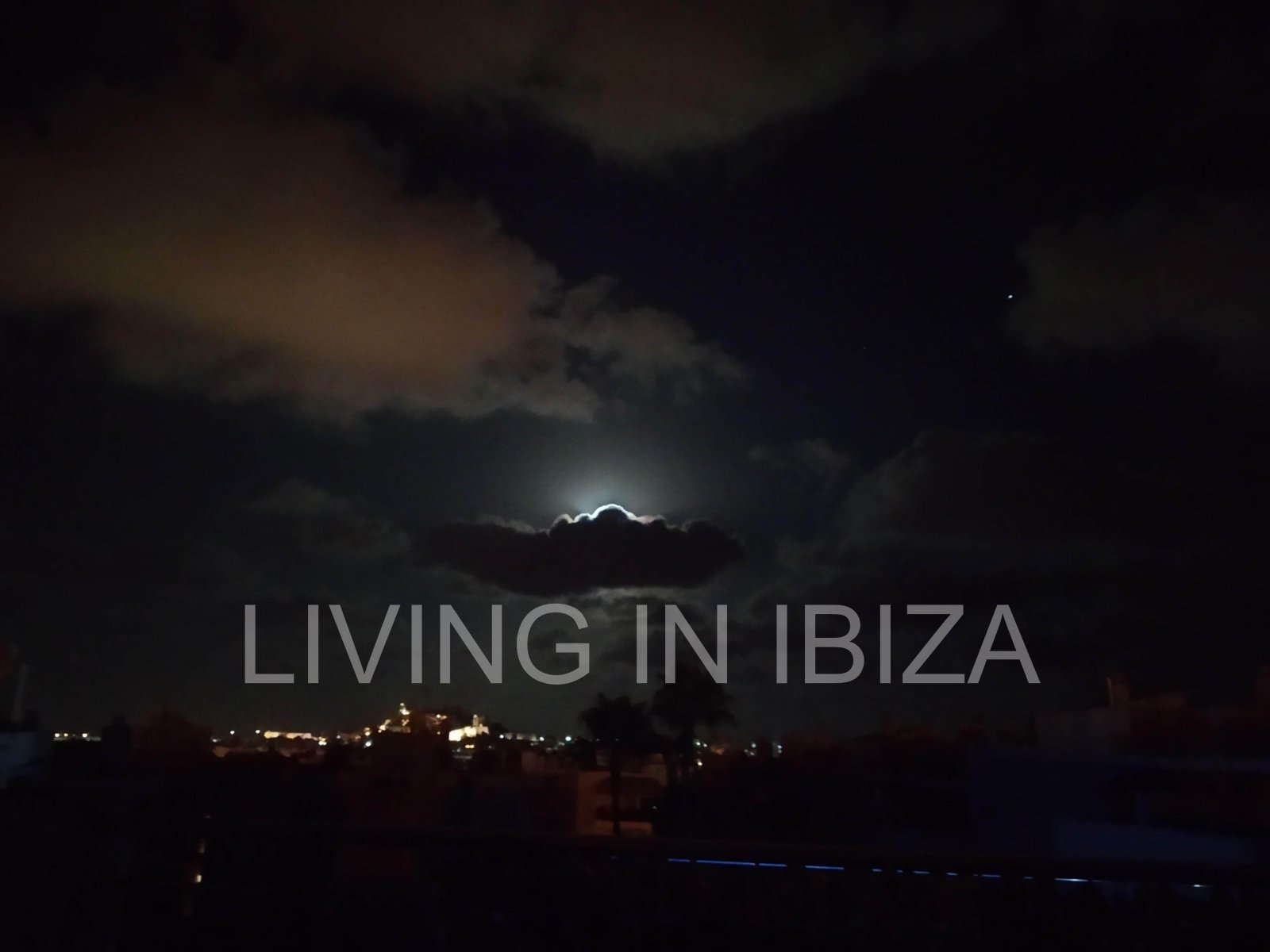 EN VENTA: THE SKY OF IBIZA, vivienda adosada de cuatro plantas (triplex) en Ibiza, zona Can Misses. 4 dormitorios, piscina a 5 minutos del aeropuerto