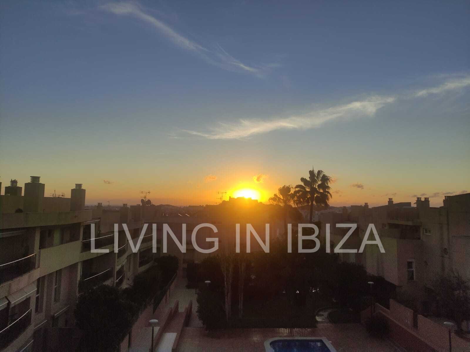 EN VENTA: THE SKY OF IBIZA, vivienda adosada de cuatro plantas (triplex) en Ibiza, zona Can Misses. 4 dormitorios, piscina a 5 minutos del aeropuerto