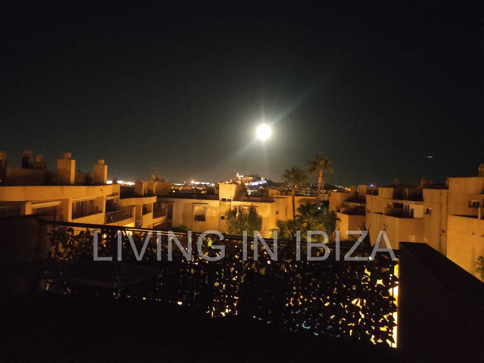 EN VENTA: THE SKY OF IBIZA, vivienda adosada de cuatro plantas (triplex) en Ibiza, zona Can Misses. 4 dormitorios, piscina a 5 minutos del aeropuerto