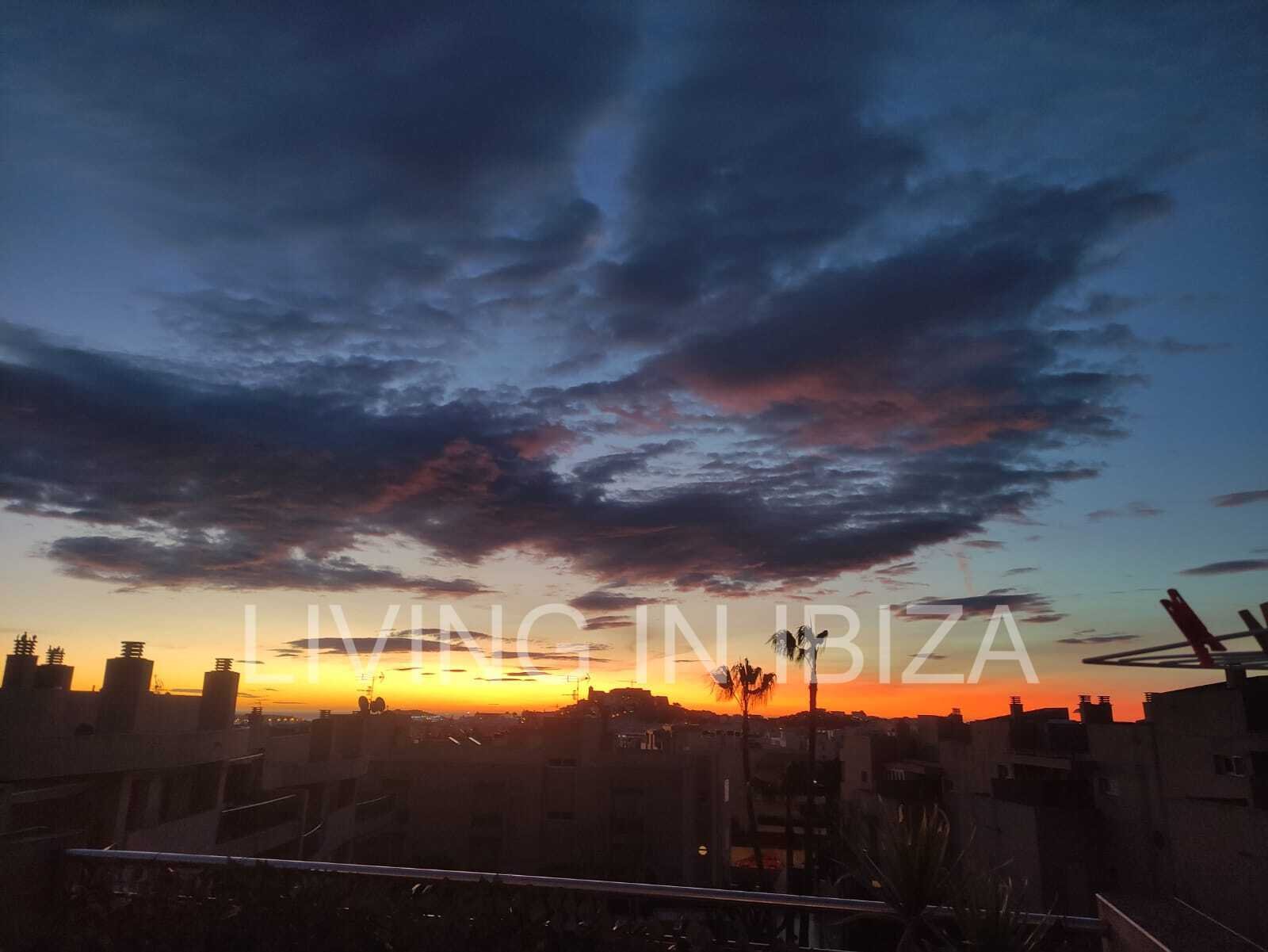 EN VENTA: THE SKY OF IBIZA, vivienda adosada de cuatro plantas (triplex) en Ibiza, zona Can Misses. 4 dormitorios, piscina a 5 minutos del aeropuerto