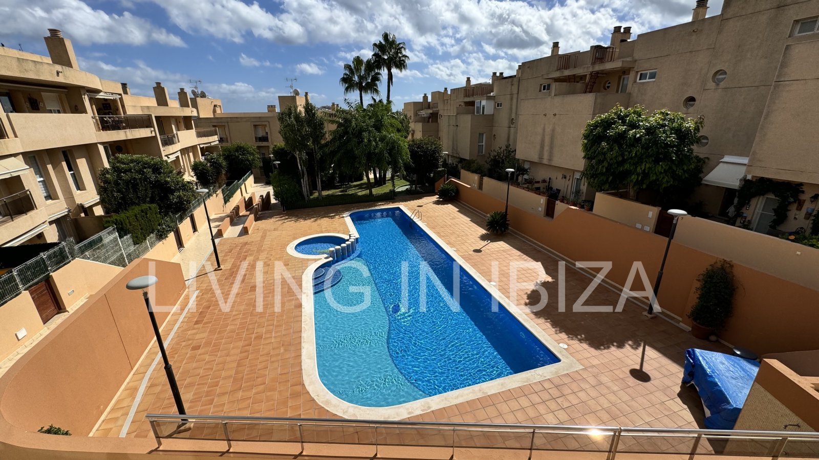 EN VENTA: THE SKY OF IBIZA, vivienda adosada de cuatro plantas (triplex) en Ibiza, zona Can Misses. 4 dormitorios, piscina a 5 minutos del aeropuerto
