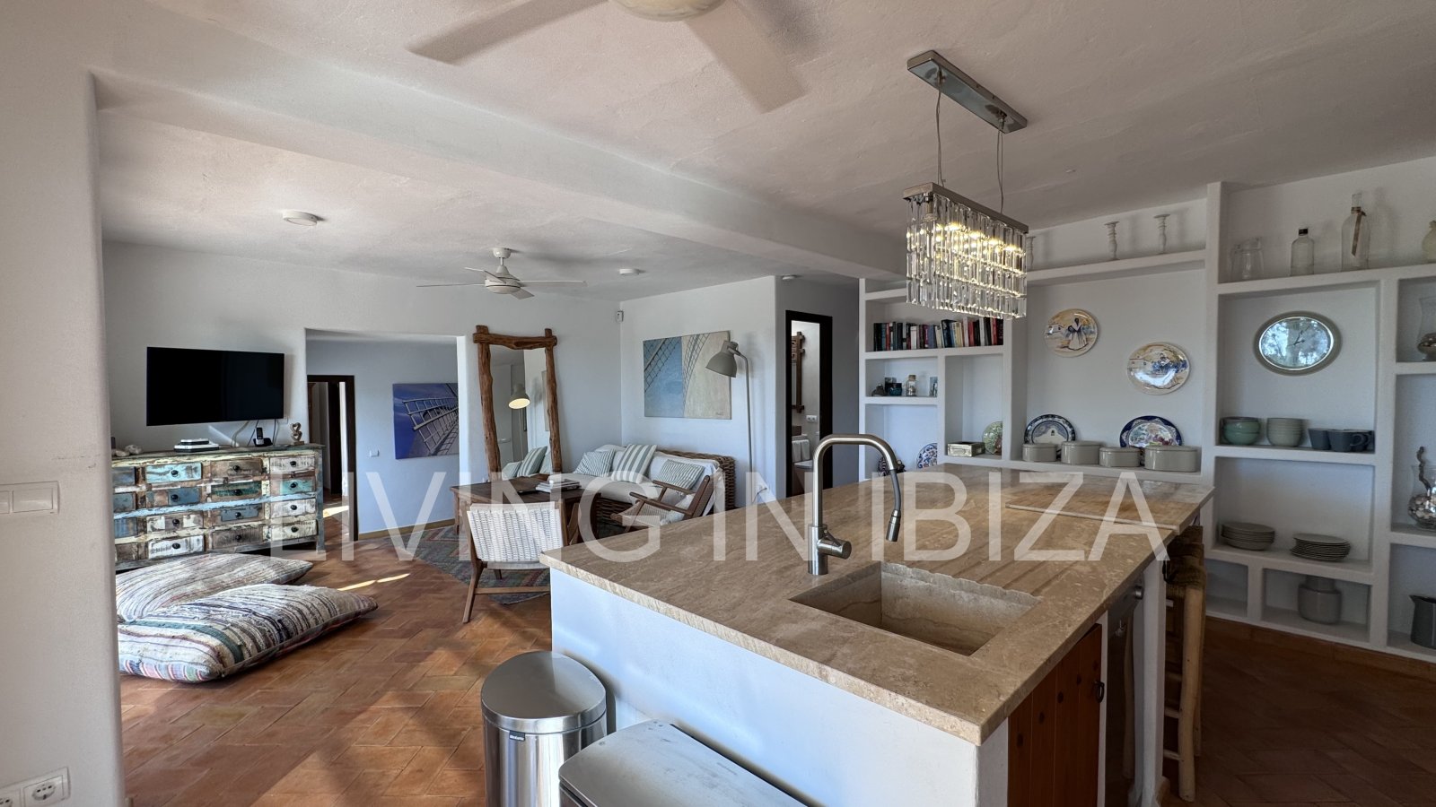 Alquiler larga temporada/alquiler anual. Finca totalmente reformada en la zona de Cala Conta, isla de Ibiza. Agradable privacidad