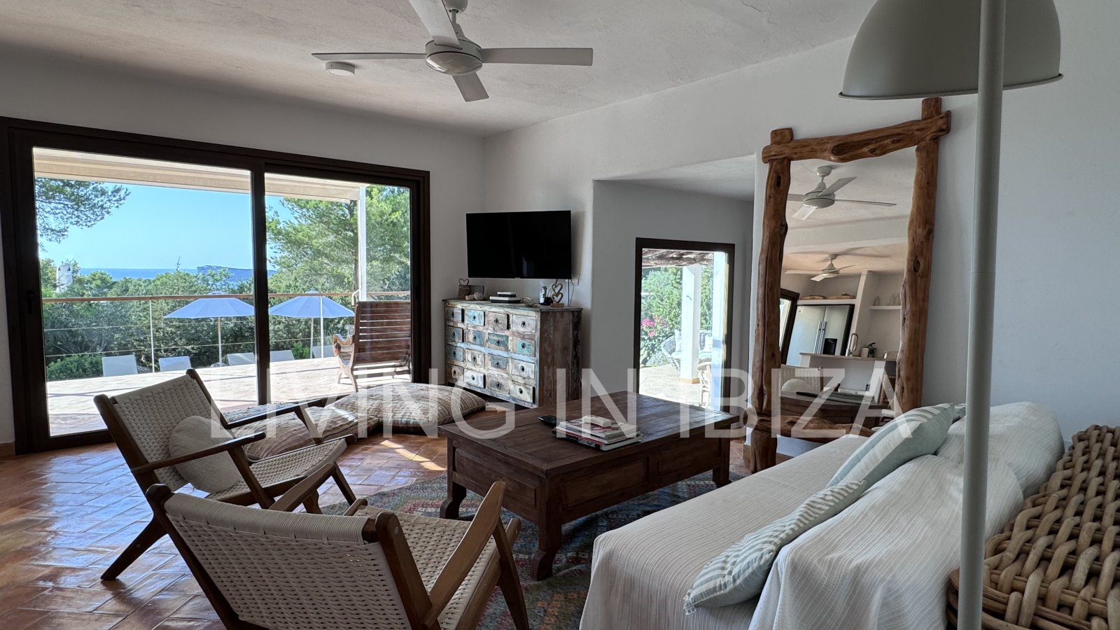 Alquiler larga temporada/alquiler anual. Finca totalmente reformada en la zona de Cala Conta, isla de Ibiza. Agradable privacidad