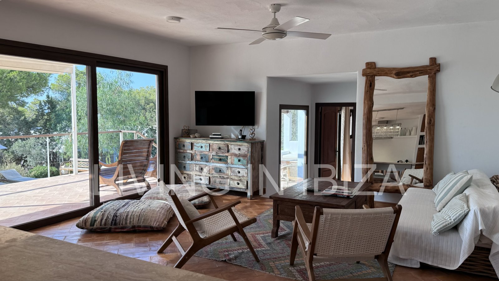 Alquiler larga temporada/alquiler anual. Finca totalmente reformada en la zona de Cala Conta, isla de Ibiza. Agradable privacidad