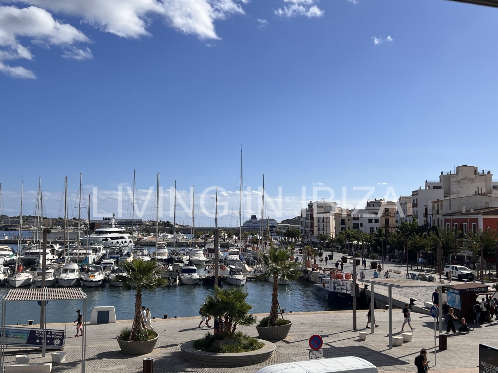 Alquiler anual. Atractivo y luminoso piso de diseño en pleno corazón de Ibiza con garaje y vistas al mar y Dalt Vila