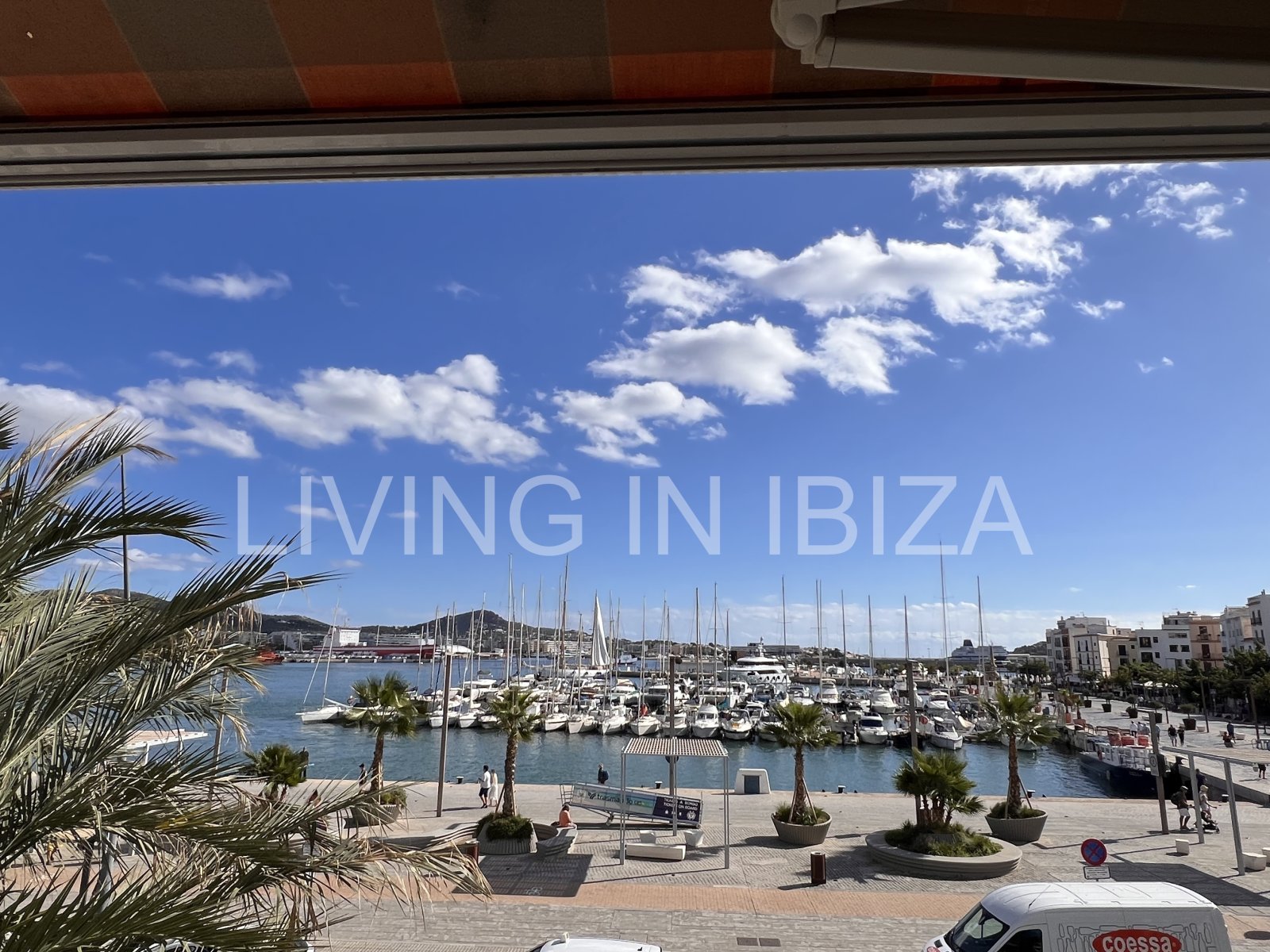 Alquiler anual. Atractivo y luminoso piso de diseño en pleno corazón de Ibiza con garaje y vistas al mar y Dalt Vila