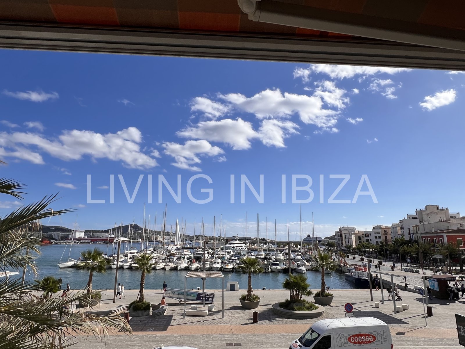 Alquiler anual. Atractivo y luminoso piso de diseño en pleno corazón de Ibiza con garaje y vistas al mar y Dalt Vila