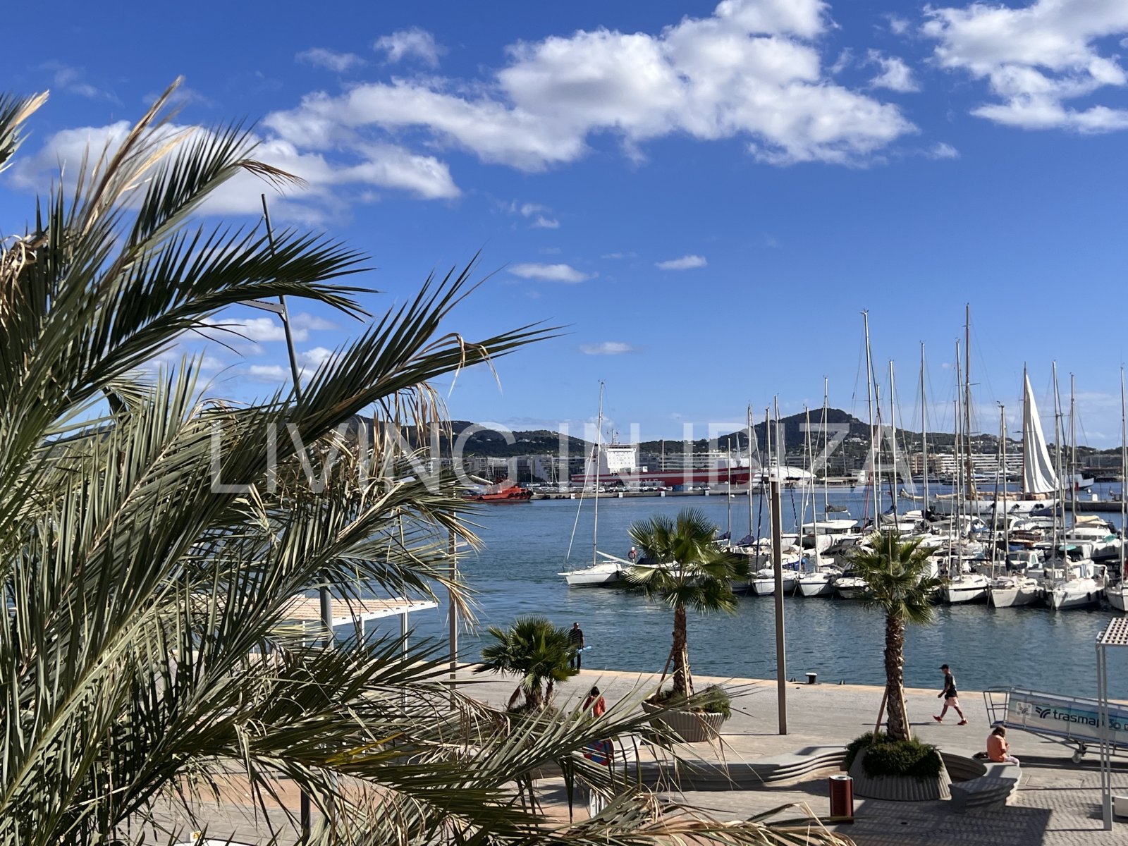Alquiler anual. Atractivo y luminoso piso de diseño en pleno corazón de Ibiza con garaje y vistas al mar y Dalt Vila