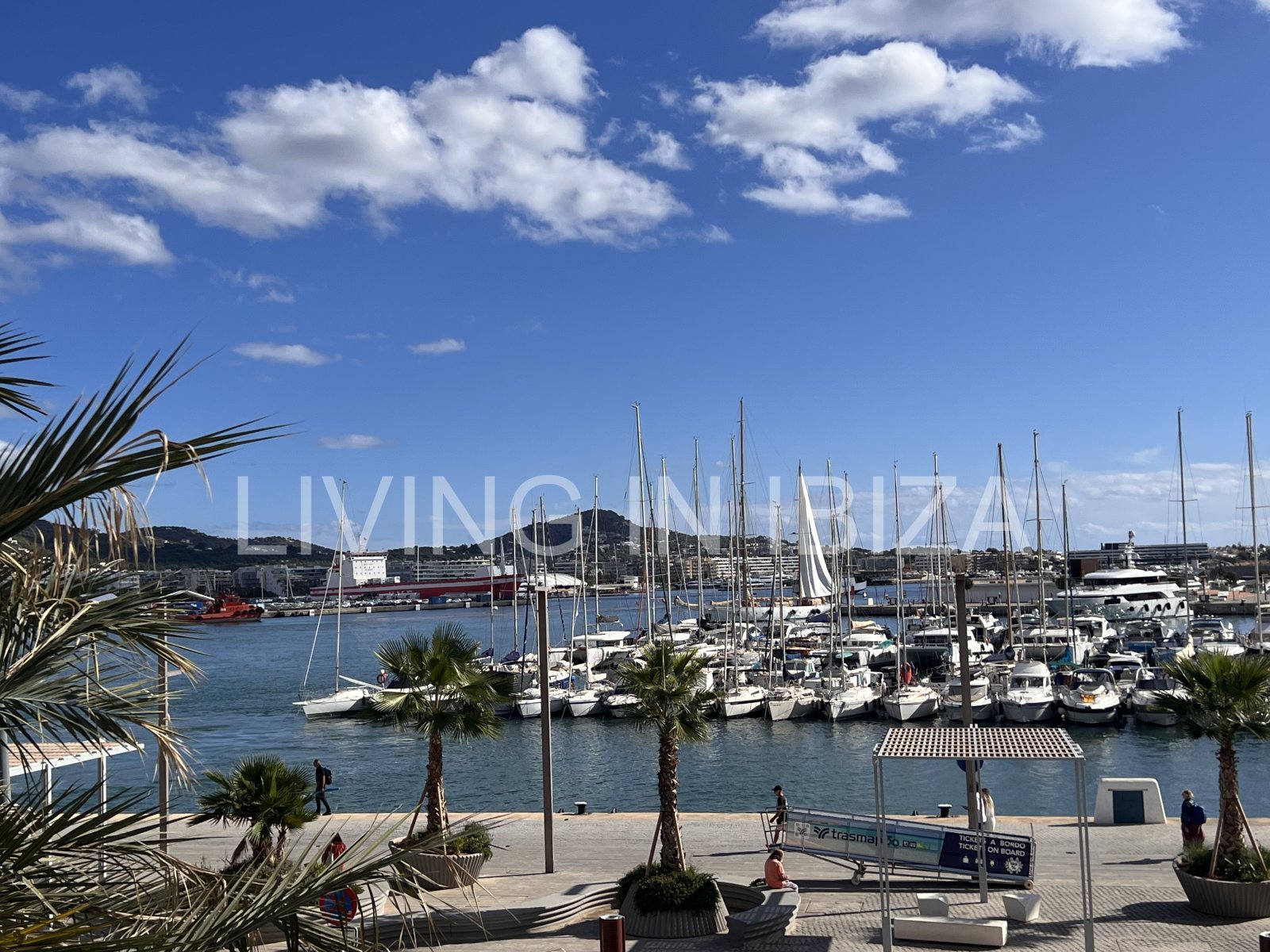 Alquiler anual. Atractivo y luminoso piso de diseño en pleno corazón de Ibiza con garaje y vistas al mar y Dalt Vila
