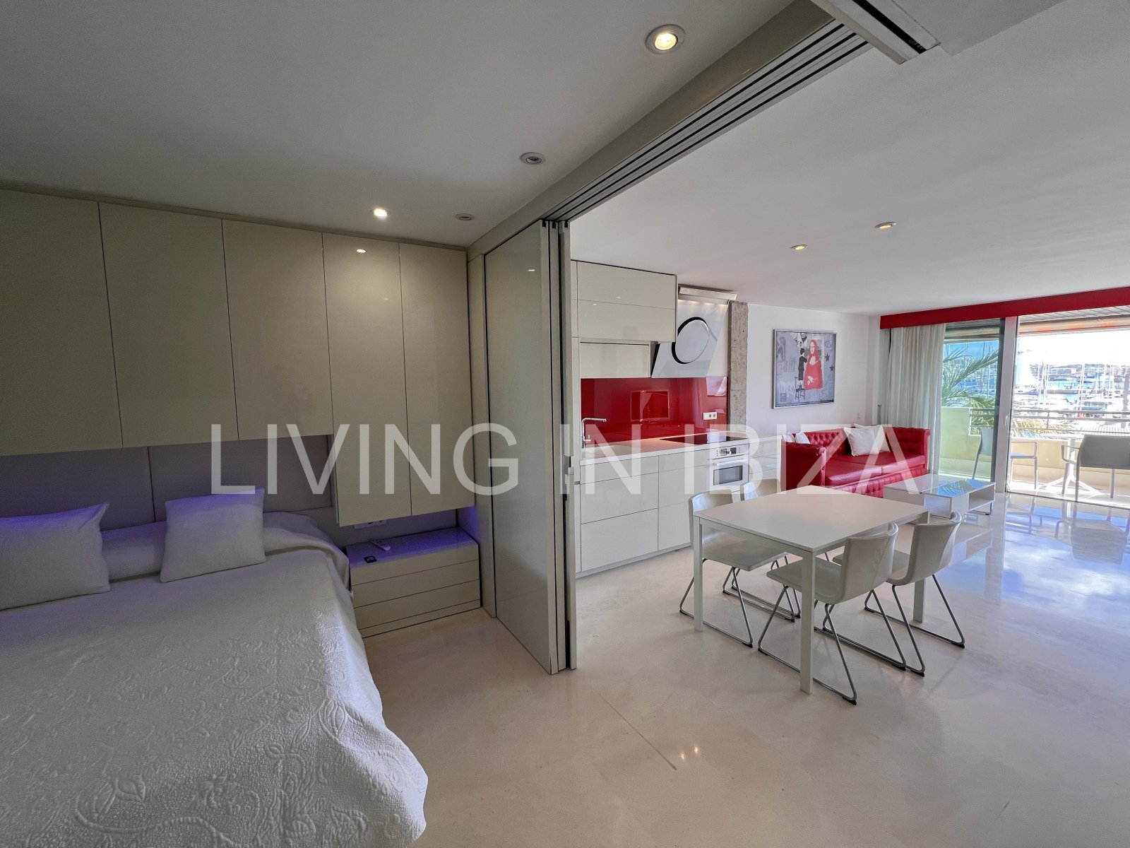 Alquiler anual. Atractivo y luminoso piso de diseño en pleno corazón de Ibiza con garaje y vistas al mar y Dalt Vila