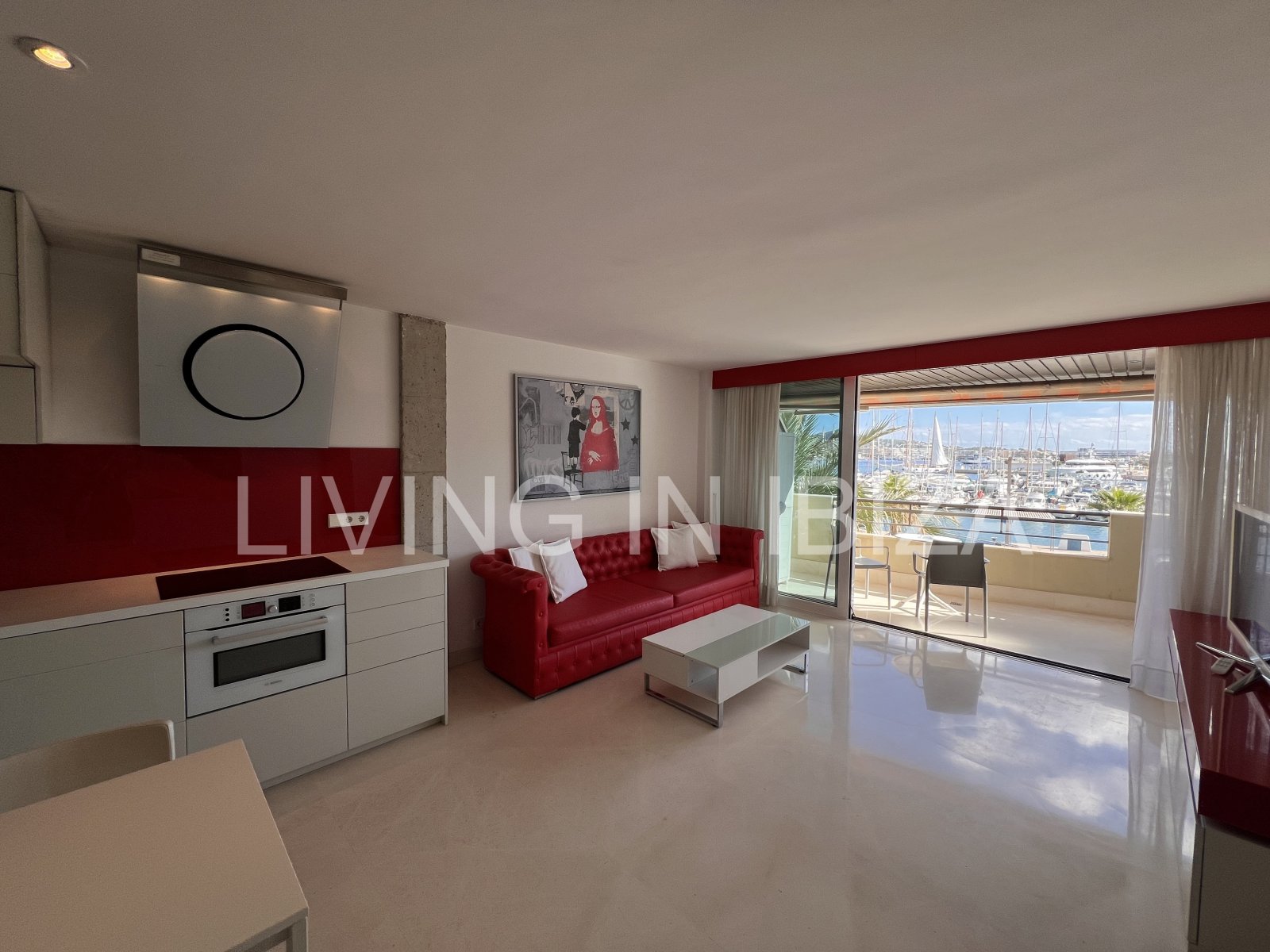 Alquiler anual. Atractivo y luminoso piso de diseño en pleno corazón de Ibiza con garaje y vistas al mar y Dalt Vila